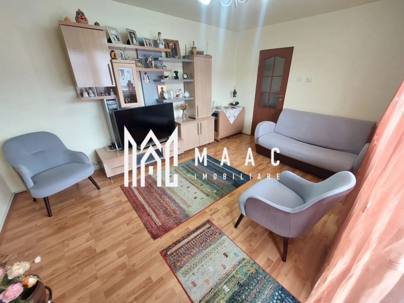Apartament 3 camere semidecomandat | Orșova Central | 64 mp I Etaj 3 - MAAC Imobiliare vă propune spre vânzare un apartament cu 3 camere, semidecomandat, situat în zona Centrală a municipiului Orșova, pe Strada Crizantemelor.

Cu o suprafață utilă de 64 mp, această proprietate reprezintă o oportunitate excelentă atât pentru locuit, cât și pentru investiție, beneficiind de o poziționare avantajoasă, în apropierea principalelor puncte de interes ale orașului.

Caracteristici principale:
Suprafață utilă: 64 mp;
Compartimentare: semidecomandată;
Etaj: 3 din 4;
An construcție: 1986;
Orientare: Sud-Vest;
Loc de parcare inclus;
Se vinde complet mobilat și utilat.
Compartimentare:
Living spațios;
Două dormitoare;
Bucătărie separată;
Baie;
Debara;
Hol;
Balcon.

Apartamentul este finisat în stil clasic și oferă un spațiu confortabil și funcțional, fiind pregătit pentru mutare imediată.

Proprietatea este amplasată în zona Centrală din Orșova, pe Strada Crizantemelor, beneficiind de acces rapid către magazine, farmacii, unități de învățământ, mijloace de transport și alte facilități urbane. De asemenea, centrul orașului și renumita promenadă de pe malul Dunării se află la doar câteva minute distanță.

Datorită poziționării excelente și compartimentării practice, acest apartament reprezintă o alegere ideală pentru familii, cupluri sau investitori care caută o proprietate într-o zonă bine cotată a municipiului Orșova.

Pentru informații suplimentare și programarea unei vizionări, contactați echipa MAAC Imobiliare și menționați codul de anunț CP3176847.