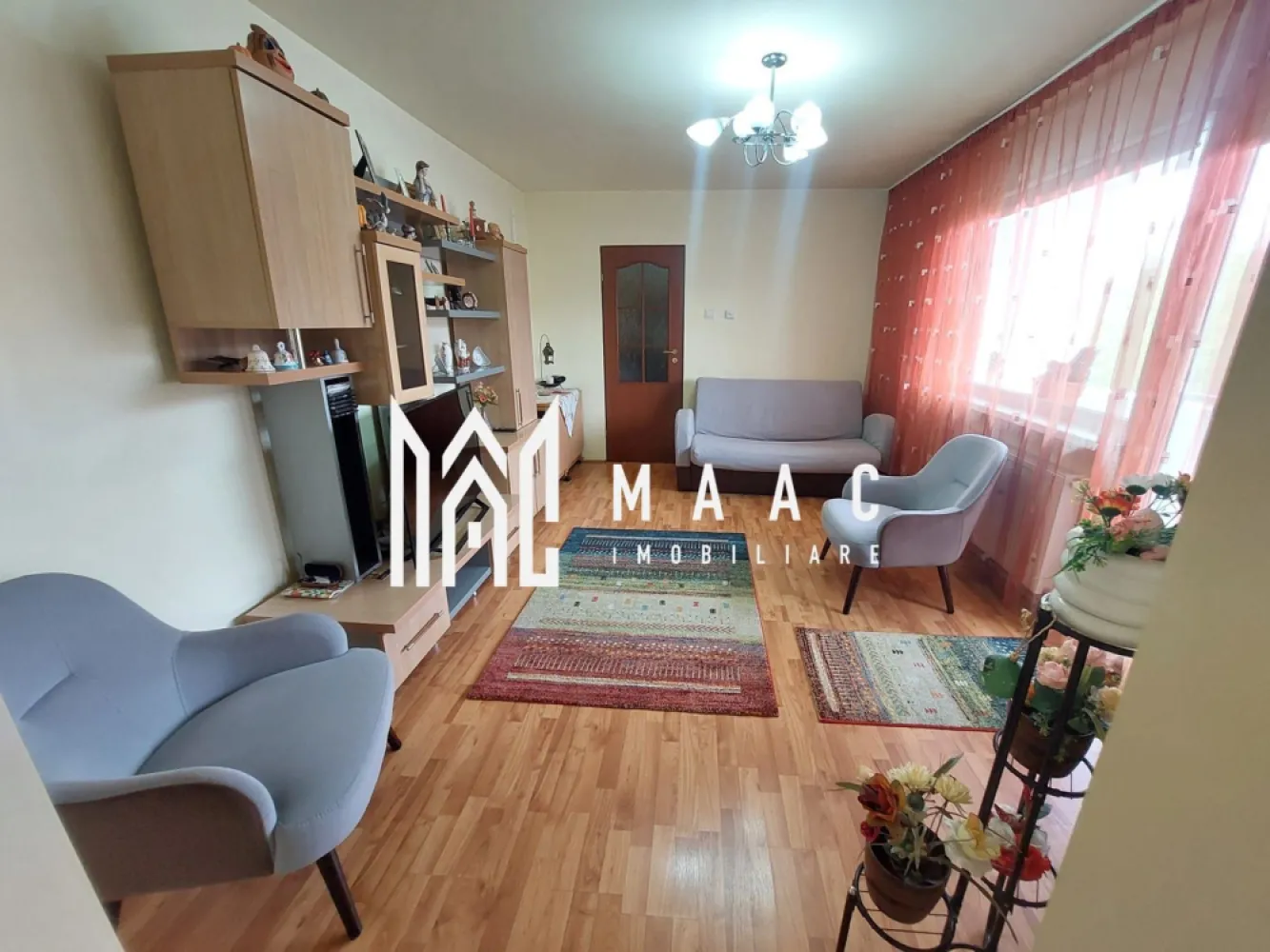 Apartament 3 camere semidecomandat | Orșova Central | 64 mp I Etaj 3 - MAAC Imobiliare vă propune spre vânzare un apartament cu 3 camere, semidecomandat, situat în zona Centrală a municipiului Orșova, pe Strada Crizantemelor.

Cu o suprafață utilă de 64 mp, această proprietate reprezintă o oportunitate excelentă atât pentru locuit, cât și pentru investiție, beneficiind de o poziționare avantajoasă, în apropierea principalelor puncte de interes ale orașului.

Caracteristici principale:
Suprafață utilă: 64 mp;
Compartimentare: semidecomandată;
Etaj: 3 din 4;
An construcție: 1986;
Orientare: Sud-Vest;
Loc de parcare inclus;
Se vinde complet mobilat și utilat.
Compartimentare:
Living spațios;
Două dormitoare;
Bucătărie separată;
Baie;
Debara;
Hol;
Balcon.

Apartamentul este finisat în stil clasic și oferă un spațiu confortabil și funcțional, fiind pregătit pentru mutare imediată.

Proprietatea este amplasată în zona Centrală din Orșova, pe Strada Crizantemelor, beneficiind de acces rapid către magazine, farmacii, unități de învățământ, mijloace de transport și alte facilități urbane. De asemenea, centrul orașului și renumita promenadă de pe malul Dunării se află la doar câteva minute distanță.

Datorită poziționării excelente și compartimentării practice, acest apartament reprezintă o alegere ideală pentru familii, cupluri sau investitori care caută o proprietate într-o zonă bine cotată a municipiului Orșova.

Pentru informații suplimentare și programarea unei vizionări, contactați echipa MAAC Imobiliare și menționați codul de anunț CP3176847.