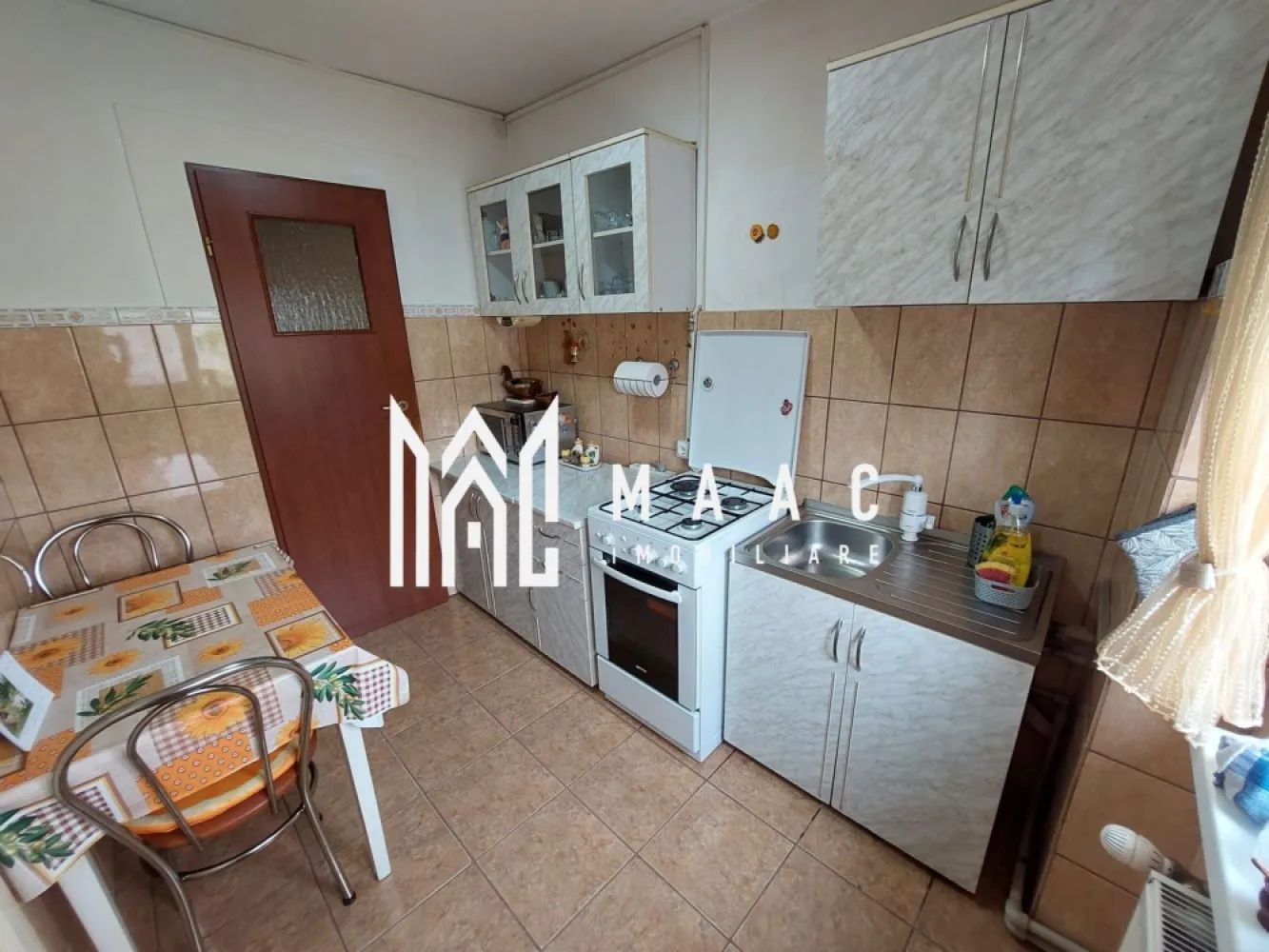 Apartament 3 camere semidecomandat | Orșova Central | 64 mp I Etaj 3 - MAAC Imobiliare vă propune spre vânzare un apartament cu 3 camere, semidecomandat, situat în zona Centrală a municipiului Orșova, pe Strada Crizantemelor.

Cu o suprafață utilă de 64 mp, această proprietate reprezintă o oportunitate excelentă atât pentru locuit, cât și pentru investiție, beneficiind de o poziționare avantajoasă, în apropierea principalelor puncte de interes ale orașului.

Caracteristici principale:
Suprafață utilă: 64 mp;
Compartimentare: semidecomandată;
Etaj: 3 din 4;
An construcție: 1986;
Orientare: Sud-Vest;
Loc de parcare inclus;
Se vinde complet mobilat și utilat.
Compartimentare:
Living spațios;
Două dormitoare;
Bucătărie separată;
Baie;
Debara;
Hol;
Balcon.

Apartamentul este finisat în stil clasic și oferă un spațiu confortabil și funcțional, fiind pregătit pentru mutare imediată.

Proprietatea este amplasată în zona Centrală din Orșova, pe Strada Crizantemelor, beneficiind de acces rapid către magazine, farmacii, unități de învățământ, mijloace de transport și alte facilități urbane. De asemenea, centrul orașului și renumita promenadă de pe malul Dunării se află la doar câteva minute distanță.

Datorită poziționării excelente și compartimentării practice, acest apartament reprezintă o alegere ideală pentru familii, cupluri sau investitori care caută o proprietate într-o zonă bine cotată a municipiului Orșova.

Pentru informații suplimentare și programarea unei vizionări, contactați echipa MAAC Imobiliare și menționați codul de anunț CP3176847.