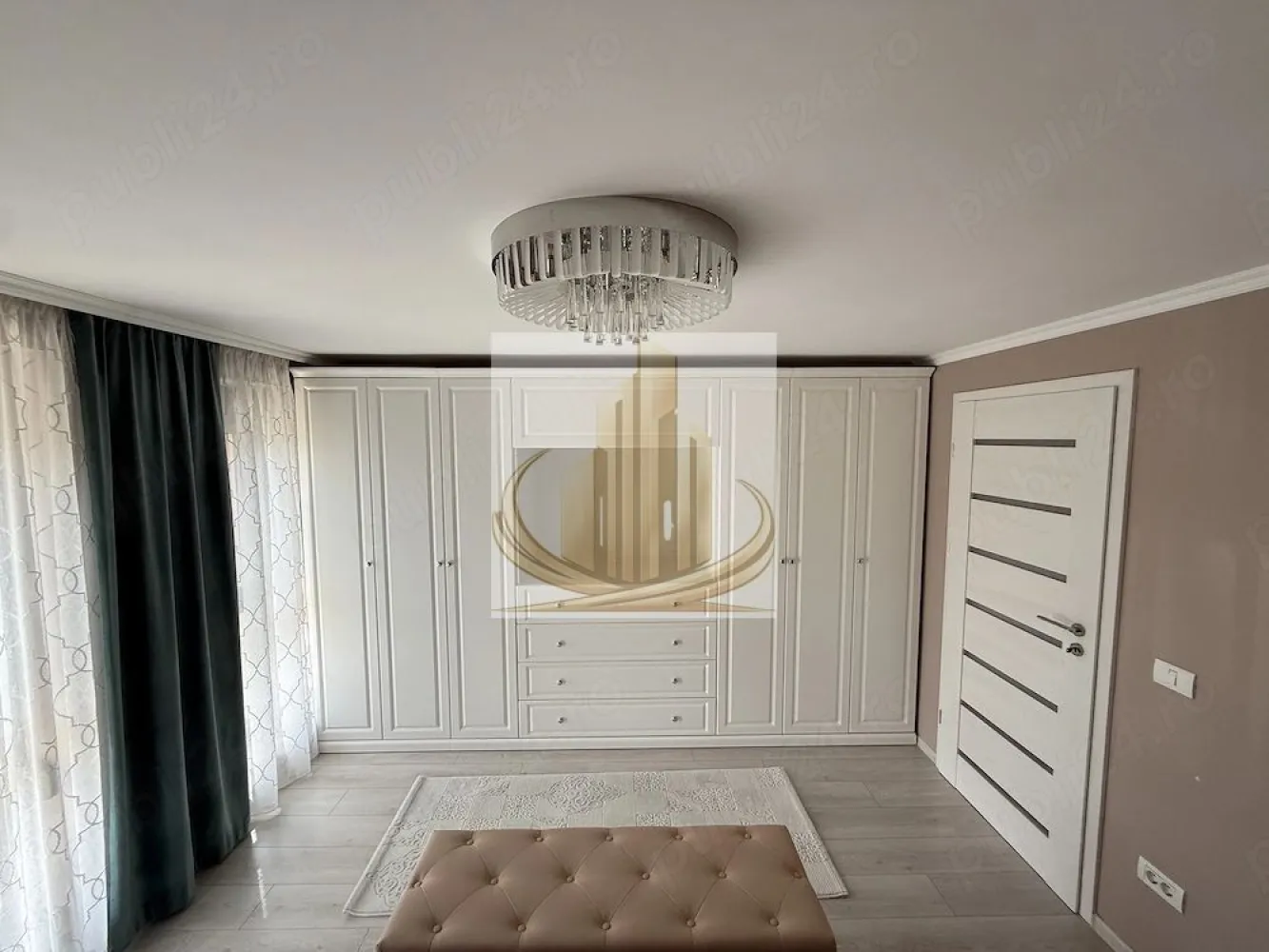 Casă Modernă cu 4 Cam, 2 bai | Dumbravita | Zona Padure | - Echipa Grand Mobilis Imobiliare vă propune spre vânzare o proprietate deosebită, situată într-una dintre cele mai apreciate zone rezidențiale din Dumbrăvița, ideală pentru familiile care își doresc confort, intimitate și acces rapid către toate facilitățile importante ale orașului.

Cu o suprafață utilă de aproximativ 100 mp și un teren de 280 mp, această locuință se remarcă prin compartimentarea eficientă, spațiile luminoase și atmosfera primitoare. Proprietatea este ultima unitate din cadrul ansamblului de case înșiruite, beneficiind astfel de un teren mai generos și de un plus de intimitate față de majoritatea proprietăților similare din zonă.

Compartimentarea este ideală pentru o familie:

hol de acces;
living spațios cu bucătărie open-space și ieșire directă către terasă;
3 dormitoare (unul putând fi utilizat ca birou sau cameră pentru copii);
2 băi;
dressing;
pod izolat, ideal pentru depozitare.

Casa se vinde mobilată și utilată în proporție de aproximativ 90%, fiind pregătită pentru mutare imediată. De altfel, proprietatea beneficiază de multiple dotări care contribuie la confortul zilnic:

centrală termică proprie pe gaz, schimbată în anul 2025;
încălzire prin calorifere;
aer condiționat la parter și etaj;
poartă automatizată cu control de pe telefon;
sistem de alarmă;
sistem de supraveghere video;
sistem automat de irigații;
acces auto pavat.

Unul dintre marile avantaje ale proprietății îl reprezintă spațiul exterior. Curtea este amenajată cu mult bun gust și atenție la detalii, fiind un loc perfect pentru relaxare. Regăsim aici gazon atent întreținut, plante ornamentale, zone decorative cu pietriș alb și un sistem automatizat de irigații care menține grădina într-o stare impecabilă pe tot parcursul anului.

În partea din spate a proprietății se află o anexă din lemn, ideală pentru depozitare, precum și o zonă special amenajată pentru câini, un detaliu apreciat de familiile care dețin animale de companie.

Poziționarea reprezintă un alt punct forte al proprietății. Casa este amplasată într-o zonă foarte liniștită, predominant rezidențială, însă beneficiază de acces rapid către toate facilitățile necesare unui stil de viață modern. În imediata apropiere regăsim școală, grădiniță, after-school, magazine și supermarketuri (Kaufland, Mega Image, Profi), restaurante, cafenele, piață, teren de fotbal și mijloace de transport în comun.
Totodată, proprietatea se află la doar câteva minute de mers pe jos de parc și pădure, fiind alegerea ideală pentru persoanele care apreciază plimbările în natură și activitățile în aer liber. În același timp, accesul către principalele artere și către punctele de interes ale orașului este rapid și facil.

Prin combinația dintre locația excelentă, terenul generos, curtea superb amenajată și dotările moderne, această proprietate reprezintă alegerea ideală pentru o familie care își dorește un cămin complet, într-o zonă liniștită și foarte bine conectată.

Pentru mai multe detalii, ne puteti suna!
CP3177049