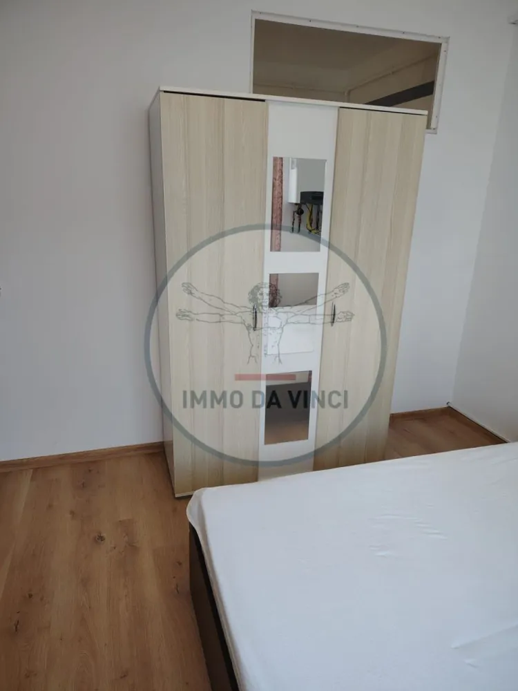 Apartament 2 dormitoare zona Iris - Închiriez apartament cu 2 camere decomandate, situat în zona Iris.

Apartamentul este compus din:
2 camere spațioase, ambele mobilate cu pat matrimonial și șifonier.
Bucătărie separată, complet utilată.
Baie curată.
Balcon deschis.

Disponibilitate imediată. Se solicită chiria pe o lună + o lună garanție. 
Exclus intermediari / agenții.
Preț: 450€ EUR + garantie