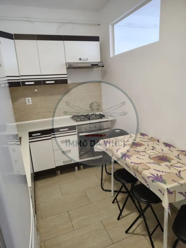 Apartament 2 dormitoare zona Iris - Închiriez apartament cu 2 camere decomandate, situat în zona Iris.

Apartamentul este compus din:
2 camere spațioase, ambele mobilate cu pat matrimonial și șifonier.
Bucătărie separată, complet utilată.
Baie curată.
Balcon deschis.

Disponibilitate imediată. Se solicită chiria pe o lună + o lună garanție. 
Exclus intermediari / agenții.
Preț: 450€ EUR + garantie