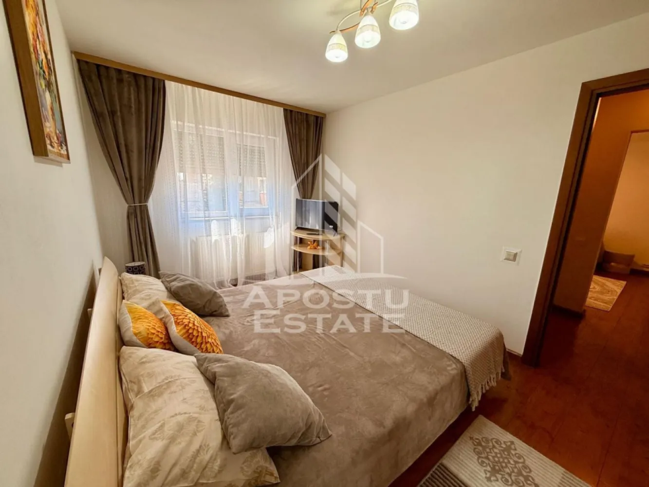 Apartament 3 camere, de inchiriat, Complexul Studentesc, Timisoara - Agentia imobiliara APOSTU ESTATE va propune spre inchiriere un apartament cu 3 camere, spatios si luminos, situat in zona Complexului Studentesc, o zona linistita si bine pozitionata din Timisoara, potrivit pentru cupluri,familii, sau studenti care isi doresc o locuinta unde sa se simta confortabil si cu acces facil catre scoli, statii de autobuz, supermarketuri , magazine de zona, parcuri.

Suprafata utila: 76 mp
Compartimentare eficienta:
-Hol de acces generos
-Bucatarie complet mobilata si utilata, cu loc de luat masa
-Living luminos si spatios
-Dormitoare mobilate si utilate
-Baie prevazuta cu dus

Confort si facilitati:
-Incalzirea apartamentului: centrala proprie
-Incalzirea prin calorifere
-Apartamentul este complet mobilat si utilat
-Nu se accepta animale de companie de catre proprietar

Localizare:
-Timis,Timisoara, zona Girocului – acces facil spre magazine, supermarketuri, scoli, parcuri si mijloace de transport in comun.

Ideal pentru:
-Familii
-Cupluri
-Studenti

Disponibilitate: imediata
Pret chirie lunara: 470 euro
Programeaza o vizionare pentru a-ti putea imagina viitorul aici!
ID intern: CP3108538