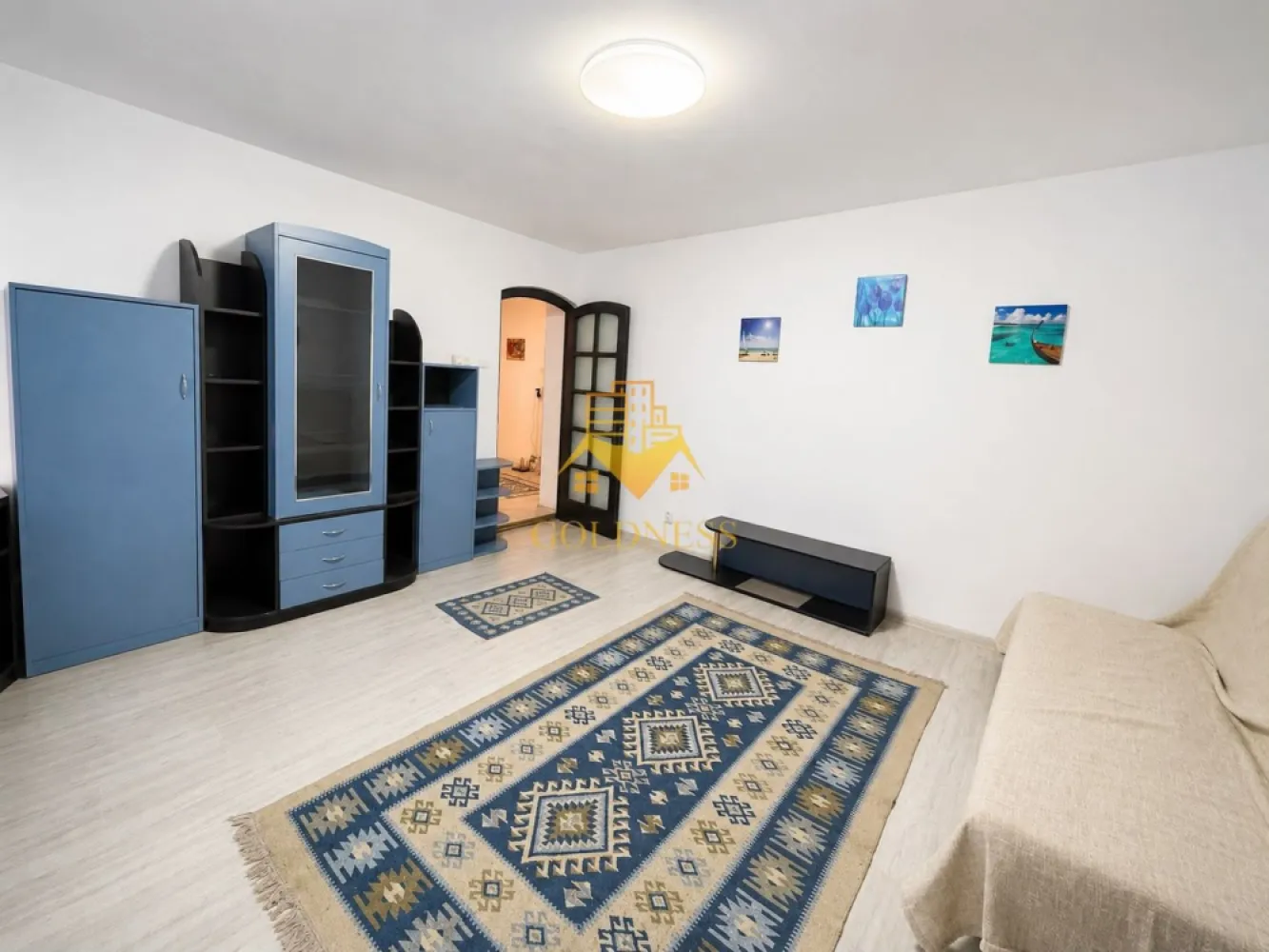 2 camere, deco, Titulescu Facultatea de drept, Cipariu, Pet Friendly - GOLDNESS Imobiliare vă propune spre închiriere un apartament cu 2 camere complet mobilat și utilat, la parterul unui imobil de 8 etaje, în Cartierul Gheorgheni!
Posibilitate de parcare in zona la liber!
Se află în apropierea stațiilor de transport în comun, magazine, restaurante, spații verzi, farmacii, etc. 

Apartamentul este compartimentat astfel:
 - dormitor cu pat matrimonial, dressing, noptiere
 - living cu canapea extensibilă, loc de servit masa 
 -bucatarie complet utilată și mobilată, 
 - baie cu cada, calorifer port prosop și dulap pentru depozitare.
 - balcon 5 mp.

Imobilul este dotat cu toate cele necesare- centrală proprie, frigider, aragaz, hotă, mașină de spălat haine, etc. 

Dacă sunteți interesați de acest apartament și doriți să îl vizionați, dar și pentru alte oferte nu ezitați să ne contactați telefonic sau prin e-mail. Vă stăm la dispoziție!
Pentru intermediere se percepe un comision de 50% din prețul chiriei!