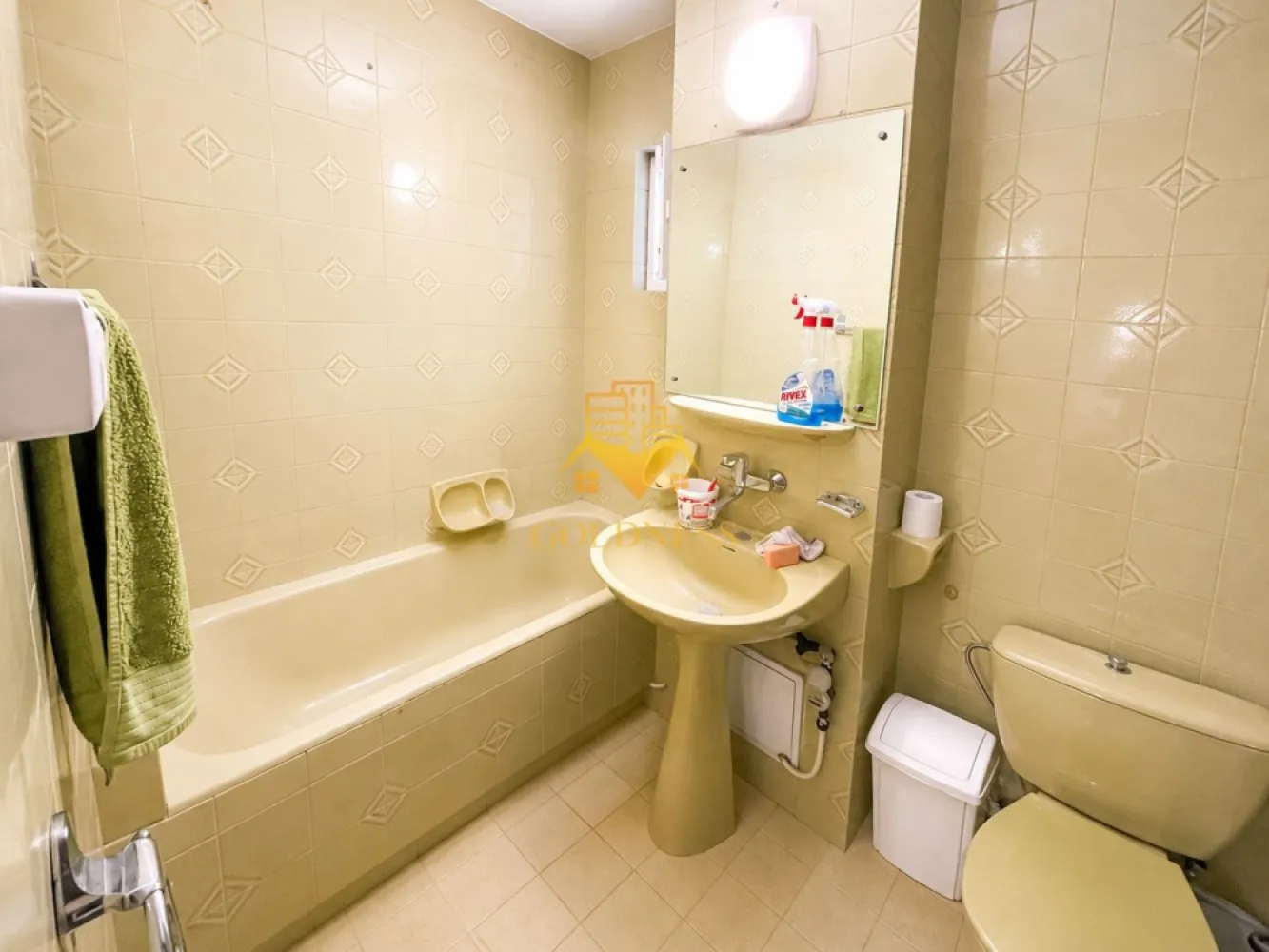 2 camere, deco, Titulescu Facultatea de drept, Cipariu, Pet Friendly - GOLDNESS Imobiliare vă propune spre închiriere un apartament cu 2 camere complet mobilat și utilat, la parterul unui imobil de 8 etaje, în Cartierul Gheorgheni!
Posibilitate de parcare in zona la liber!
Se află în apropierea stațiilor de transport în comun, magazine, restaurante, spații verzi, farmacii, etc. 

Apartamentul este compartimentat astfel:
 - dormitor cu pat matrimonial, dressing, noptiere
 - living cu canapea extensibilă, loc de servit masa 
 -bucatarie complet utilată și mobilată, 
 - baie cu cada, calorifer port prosop și dulap pentru depozitare.
 - balcon 5 mp.

Imobilul este dotat cu toate cele necesare- centrală proprie, frigider, aragaz, hotă, mașină de spălat haine, etc. 

Dacă sunteți interesați de acest apartament și doriți să îl vizionați, dar și pentru alte oferte nu ezitați să ne contactați telefonic sau prin e-mail. Vă stăm la dispoziție!
Pentru intermediere se percepe un comision de 50% din prețul chiriei!