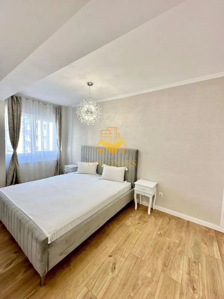 3 camere, Premium, bloc nou, parcare, bloc nou, Urusagului, Zona Profi - GOLDNESS Imobiliare vă propune spre închiriere un apartament cu 3 camere complet mobilat și utilat, la etajul 2 într-un imobil de 3 etaje, în Floresti.
Dispune de loc de parcare in subteran inclus in pret!
Se află în apropierea stațiilor de transport în comun, magazine, restaurante, spații verzi, farmacii, etc. 

Apartamentul este compartimentat astfel:
 - dormitor cu pat matrimonial, dressing, noptiere
 - dormitor care se mobileaza la cere
 - living cu bucatarie open space complet utilată și mobilată, canapea extensibilă, loc de servit masa 
 - baie cu cabina de dus, calorifer port prosop și dulap pentru depozitare.
 - balcon de 4 mp.

Imobilul este dotat cu toate cele necesare- centrală proprie, frigider, aragaz, hotă, mașină de spălat haine, etc. 

Dacă sunteți interesați de acest apartament și doriți să îl vizionați, dar și pentru alte oferte nu ezitați să ne contactați telefonic sau prin e-mail. Vă stăm la dispoziție!

Pentru intermediere se percepe un comision de 50% din prețul chiriei!