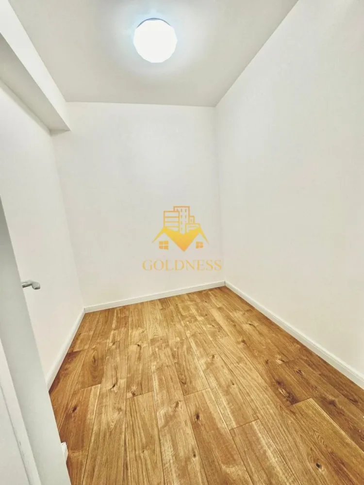 3 camere, Premium, bloc nou, parcare, bloc nou, Urusagului, Zona Profi - GOLDNESS Imobiliare vă propune spre închiriere un apartament cu 3 camere complet mobilat și utilat, la etajul 2 într-un imobil de 3 etaje, în Floresti.
Dispune de loc de parcare in subteran inclus in pret!
Se află în apropierea stațiilor de transport în comun, magazine, restaurante, spații verzi, farmacii, etc. 

Apartamentul este compartimentat astfel:
 - dormitor cu pat matrimonial, dressing, noptiere
 - dormitor care se mobileaza la cere
 - living cu bucatarie open space complet utilată și mobilată, canapea extensibilă, loc de servit masa 
 - baie cu cabina de dus, calorifer port prosop și dulap pentru depozitare.
 - balcon de 4 mp.

Imobilul este dotat cu toate cele necesare- centrală proprie, frigider, aragaz, hotă, mașină de spălat haine, etc. 

Dacă sunteți interesați de acest apartament și doriți să îl vizionați, dar și pentru alte oferte nu ezitați să ne contactați telefonic sau prin e-mail. Vă stăm la dispoziție!

Pentru intermediere se percepe un comision de 50% din prețul chiriei!