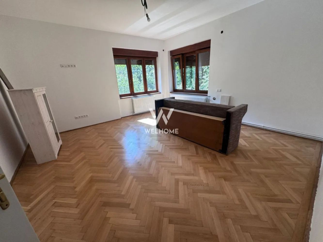 Apartament la casa de inchiriat, Parcul Sub Arini, Sibiu - Va oferim spre inchiriere un apartament la casa, cu vedere directa la parcului Sub Arini, pe strada Martin Hochmeister.
Etajul 1
Complet renovat, in curs de mobilare. 

Compartimentare:
zona de bucatarie, baie, doua camere mari

Pret: 700 euro/luna
0752.088.381 Roxana