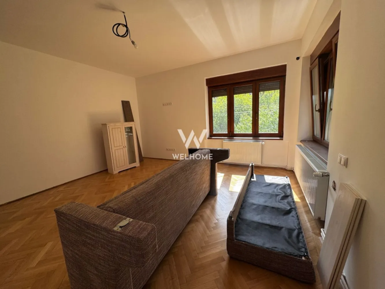 Apartament la casa de inchiriat, Parcul Sub Arini, Sibiu - Va oferim spre inchiriere un apartament la casa, cu vedere directa la parcului Sub Arini, pe strada Martin Hochmeister.
Etajul 1
Complet renovat, in curs de mobilare. 

Compartimentare:
zona de bucatarie, baie, doua camere mari

Pret: 700 euro/luna
0752.088.381 Roxana