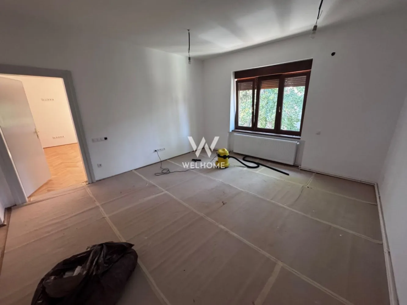 Apartament la casa de inchiriat, Parcul Sub Arini, Sibiu - Va oferim spre inchiriere un apartament la casa, cu vedere directa la parcului Sub Arini, pe strada Martin Hochmeister.
Etajul 1
Complet renovat, in curs de mobilare. 

Compartimentare:
zona de bucatarie, baie, doua camere mari

Pret: 700 euro/luna
0752.088.381 Roxana