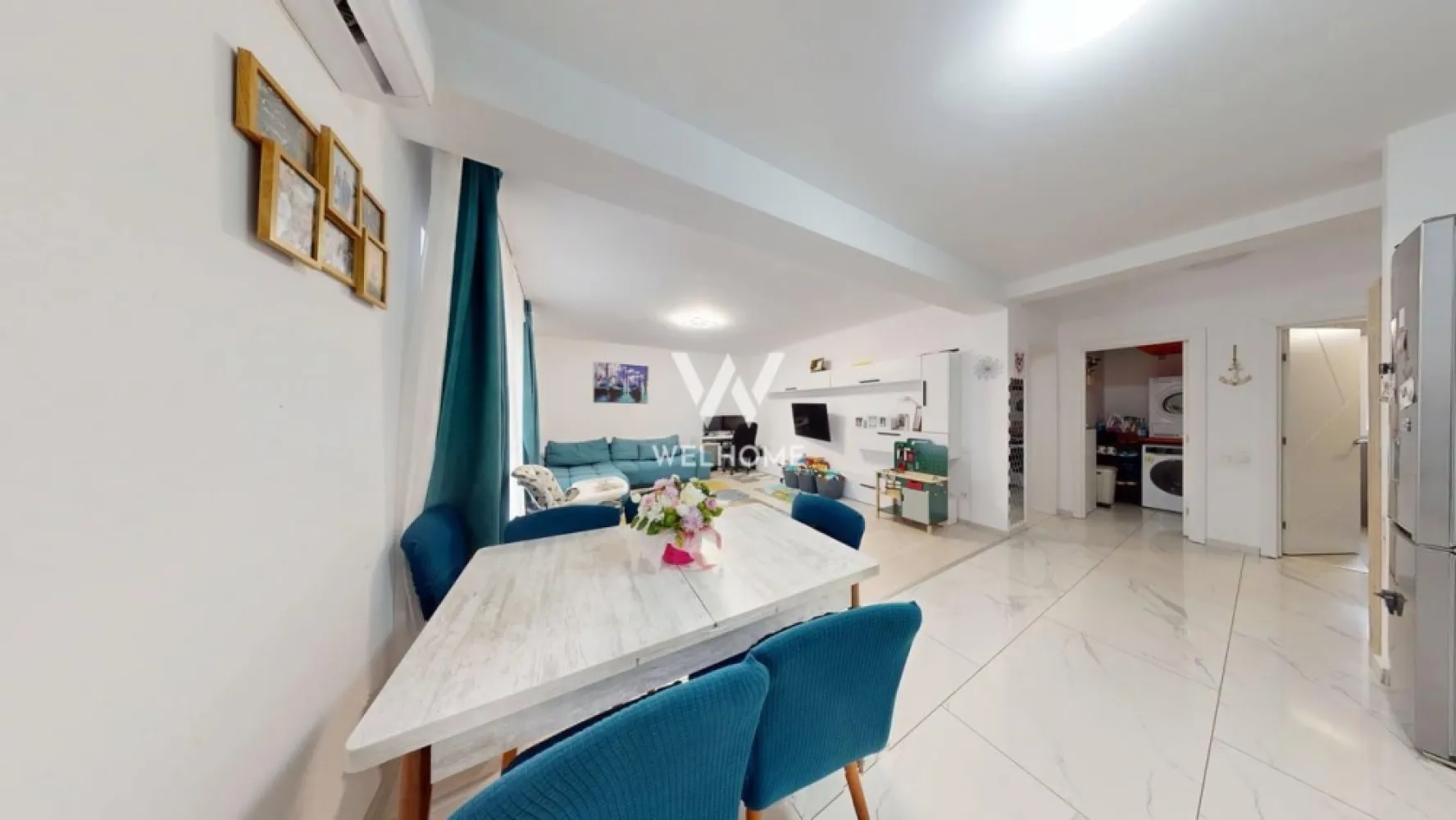 Ap modern, 60 mp utili, loc de parcare inclus - Welhome Imobiliare vă propune spre vânzare un apartament cu 2 camere, situat în Șelimbăr, în zona străzii Triajului, la parterul unui imobil cu regim redus de înălțime (P+3).

Cu o suprafață utilă de 60 mp, locuința este complet mobilată și utilată, fiind pregătită pentru mutare imediată. Proprietatea reprezintă o alegere excelentă atât pentru locuit, cât și pentru investiție, datorită posibilității de închiriere imediată.

Compartimentare:
- Hol de acces
- Living cu bucătărie open-space
- Dormitor spațios
- Debara
- Baie cu geam de aerisire

Avantaje:
- Complet mobilat și utilat
- Loc de parcare inclus în fața blocului
- Parter – acces facil
- Zonă liniștită și în dezvoltare
- Acces rapid către Sibiu
- Ideal pentru locuit sau investiție
- Intabulat, disponibil pentru achiziție prin credit bancar

Apartamentul se predă exact ca în fotografii și este disponibil imediat.

Pentru mai multe informații și programarea unei vizionări, contactați Welhome Imobiliare.