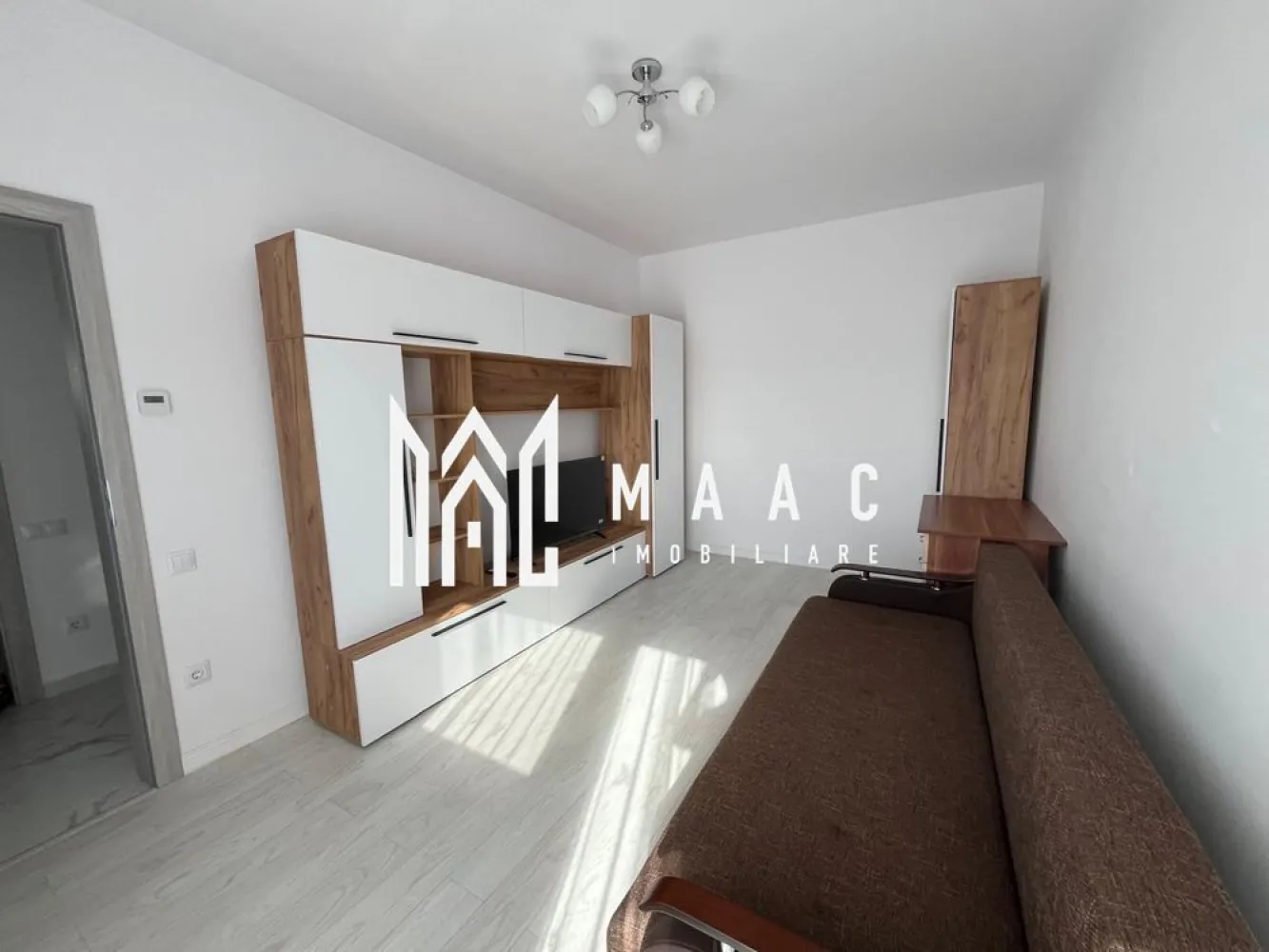 Apartament 2 camere decomandat | Tineretului, Sibiu | balcon, parcare - Apartament cu 2 camere decomandat, situat pe Strada Deventer, în zona Tineretului din Sibiu, la etajul 3 al unui imobil cu lift, complet mobilat și utilat pentru închiriere pe termen lung.

Detalii proprietate:
• Suprafață utilă de 50 mp și suprafață construită de 60 mp
• Compartimentare decomandată, cu 1 dormitor, 1 baie și 1 bucătărie
• Etaj 3 din 4, apartament la prima închiriere
• Balcon și 1 loc de parcare inclus
• Stare interioară bună, construcție finalizată în anul 2000
• Încălzire în pardoseală, ferestre tripan, Smart TV 4K
• Combină frigorifică Full No Frost, mașină de spălat vase, mașină de spălat rufe, plită pe gaz și cuptor electric
• Complet mobilat și utilat

Zona Tineretului din Sibiu oferă un cadru liniștit și în continuă dezvoltare, iar apartamentul este amplasat pe Strada Deventer, într-un imobil cu acces facil în oraș. Proprietatea este potrivită pentru locuire pe termen lung, conform condițiilor de închiriere menționate.

Cod anunț CP3177568. Contactați echipa MAAC Imobiliare pentru mai multe detalii și pentru a programa o vizionare.