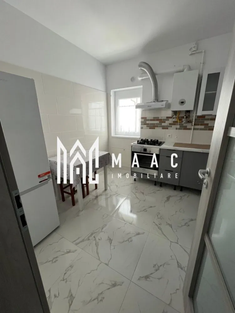 Apartament 2 camere decomandat | Tineretului, Sibiu | balcon, parcare - Apartament cu 2 camere decomandat, situat pe Strada Deventer, în zona Tineretului din Sibiu, la etajul 3 al unui imobil cu lift, complet mobilat și utilat pentru închiriere pe termen lung.

Detalii proprietate:
• Suprafață utilă de 50 mp și suprafață construită de 60 mp
• Compartimentare decomandată, cu 1 dormitor, 1 baie și 1 bucătărie
• Etaj 3 din 4, apartament la prima închiriere
• Balcon și 1 loc de parcare inclus
• Stare interioară bună, construcție finalizată în anul 2000
• Încălzire în pardoseală, ferestre tripan, Smart TV 4K
• Combină frigorifică Full No Frost, mașină de spălat vase, mașină de spălat rufe, plită pe gaz și cuptor electric
• Complet mobilat și utilat

Zona Tineretului din Sibiu oferă un cadru liniștit și în continuă dezvoltare, iar apartamentul este amplasat pe Strada Deventer, într-un imobil cu acces facil în oraș. Proprietatea este potrivită pentru locuire pe termen lung, conform condițiilor de închiriere menționate.

Cod anunț CP3177568. Contactați echipa MAAC Imobiliare pentru mai multe detalii și pentru a programa o vizionare.