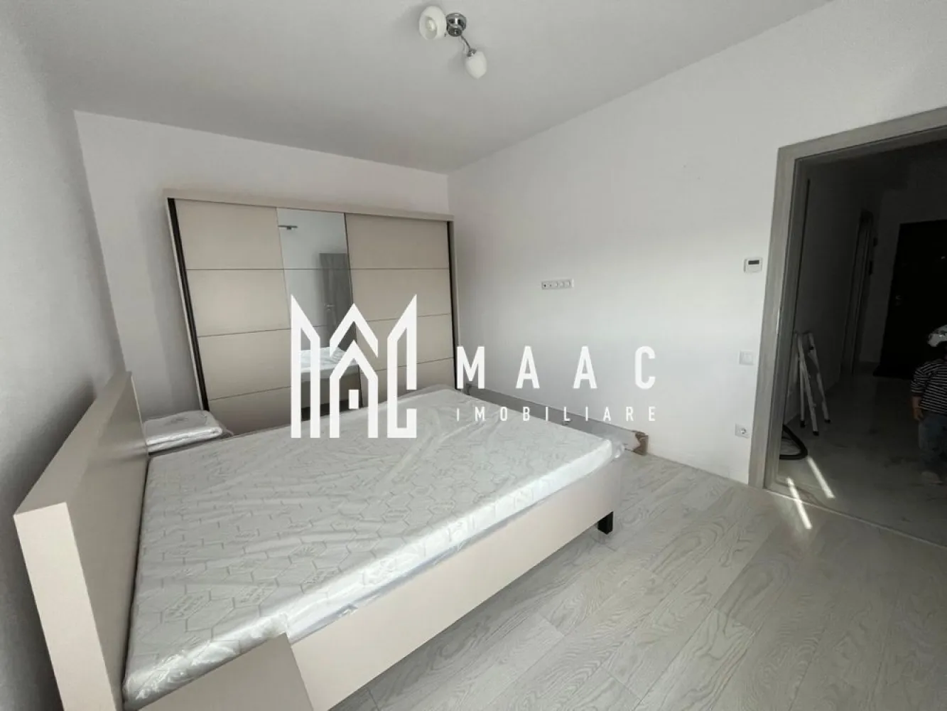 Apartament 2 camere decomandat | Tineretului, Sibiu | balcon, parcare - Apartament cu 2 camere decomandat, situat pe Strada Deventer, în zona Tineretului din Sibiu, la etajul 3 al unui imobil cu lift, complet mobilat și utilat pentru închiriere pe termen lung.

Detalii proprietate:
• Suprafață utilă de 50 mp și suprafață construită de 60 mp
• Compartimentare decomandată, cu 1 dormitor, 1 baie și 1 bucătărie
• Etaj 3 din 4, apartament la prima închiriere
• Balcon și 1 loc de parcare inclus
• Stare interioară bună, construcție finalizată în anul 2000
• Încălzire în pardoseală, ferestre tripan, Smart TV 4K
• Combină frigorifică Full No Frost, mașină de spălat vase, mașină de spălat rufe, plită pe gaz și cuptor electric
• Complet mobilat și utilat

Zona Tineretului din Sibiu oferă un cadru liniștit și în continuă dezvoltare, iar apartamentul este amplasat pe Strada Deventer, într-un imobil cu acces facil în oraș. Proprietatea este potrivită pentru locuire pe termen lung, conform condițiilor de închiriere menționate.

Cod anunț CP3177568. Contactați echipa MAAC Imobiliare pentru mai multe detalii și pentru a programa o vizionare.