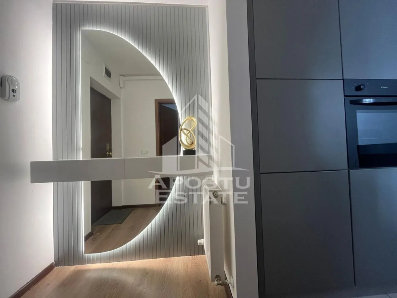 Apartament lux, 3 camere zona Orizont - Apostu Estate vă propune spre închiriere un apartament superb, situat într-una dintre cele mai căutate zone ale Aradului, zona Orizont (Micalaca), chiar lângă Pizzeria Boccaccio.
 Locuința se află într-un bloc nou (construcție 2010), oferind confortul și siguranța unei clădiri moderne.
 Detalii principale:Compartimentare: 3 camere spațioase și luminoase.Băi: 2 băi (o baie principală și o baie de serviciu).
Configurație flexibilă: Una dintre camere poate fi amenajată ideal ca birou, perfect pentru lucrul de acasă.Stare: Recent renovat, mobilier și finisaje moderne, aspect impecabil.
 Dotări și utilități: Mobilat și utilat complet: Gata pentru mutare imediată.Confort termic: Centrală proprie pe gaz și calorifere (costuri optimizate de întreținere).
Conexiunea la Internet și Cablu TV se face individual, pe numele chiriașului, pentru flexibilitate totală.
 Locație și Facilități:Zona Orizont, reper Pizzeria Boccaccio.Acces facil la mijloace de transport în comun, supermarketuri, farmacii și zone verzi.
 Condiții de închiriere:Perioadă minimă contract: 12 luni.Se caută chiriași serioși care să aprecieze calitatea și curățenia.