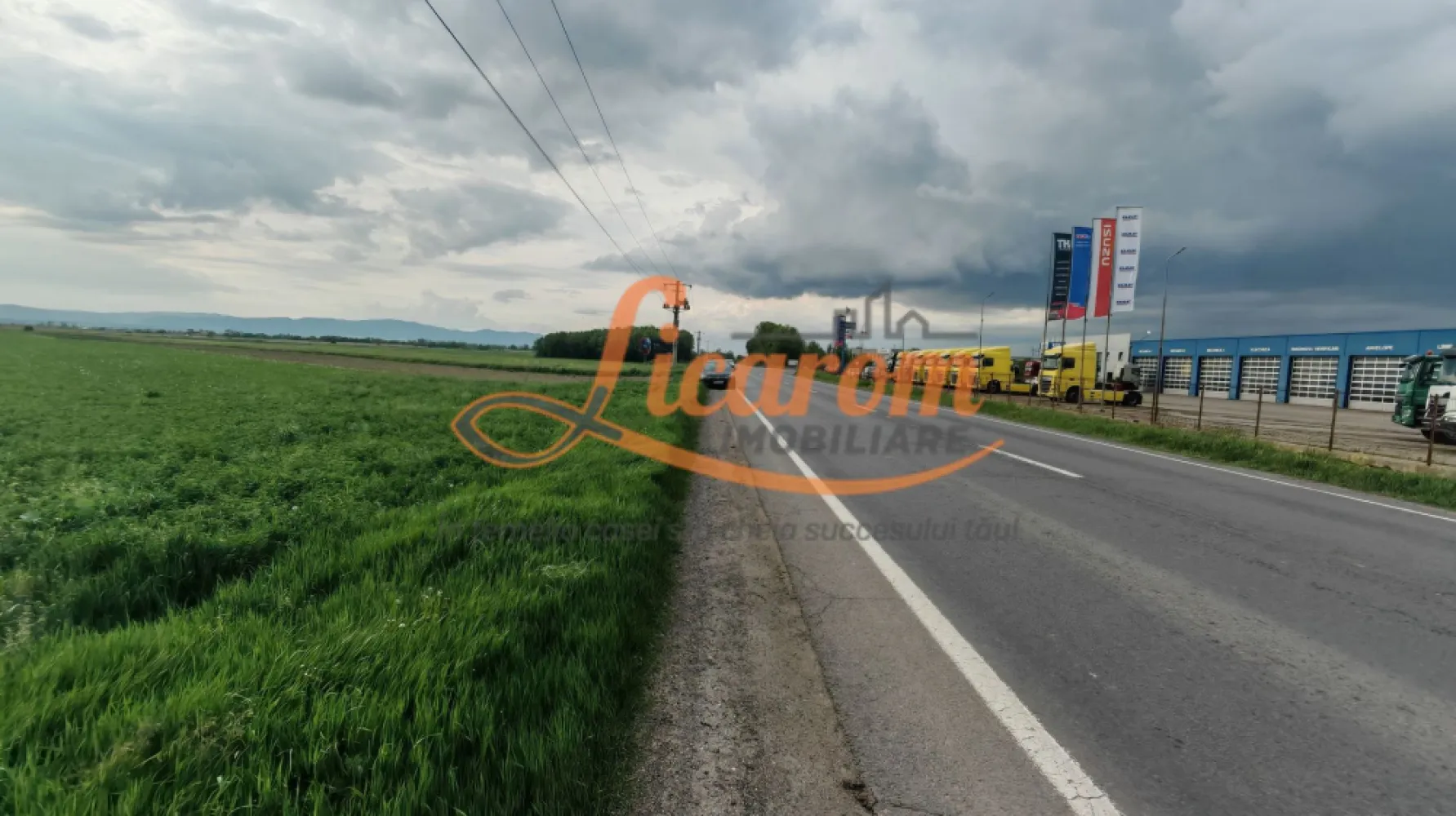 Teren Stupini Calea Feldioarei 4600 mp,front asfalt-DN13 - OPORTUNITATE INVESTITIE!!
Agentia Licarom Imobiliare propune spre vanzare un teren in suprafata de 4600 mp la iesirea din Brasov - Stupini, pe DN 13 .
Terenul este plan si are o deschidere la asfalt la DN 13 de 14,80 ml. .
Zona pretabila SPALATORIE SELF SERVICE, SHOWROOM, HALE PT INDUSTRIE,sI ALTE TIPURI DE DEZVOLTARE IMOBILIARA (in apropiere se afla Cartierul de vile, exclusivist "STUPINII NOI") .
Momentan terenul este incadrat in categoria agricol extravilan ,existand posibiliatatea schimbarii destinatiei si incadrarii in teren intravilan, in baza realizarii unui PUZ .
In zona exista utilitati : curent electric,gaz,apa,peste drum fiind sediul unei firme mari.

Pretul este de 19 euro/ mp .
Pentru tranzactionarea acestei proprietati,agentia imobiliara percepe comision de 3%.

Pentru mai multe relatii si vizionari,nu ezitati sa ne contactati la telefon 0741059397 Consultant imobiliar Calin si 0723985424 Consultant Imobiliar Liliana