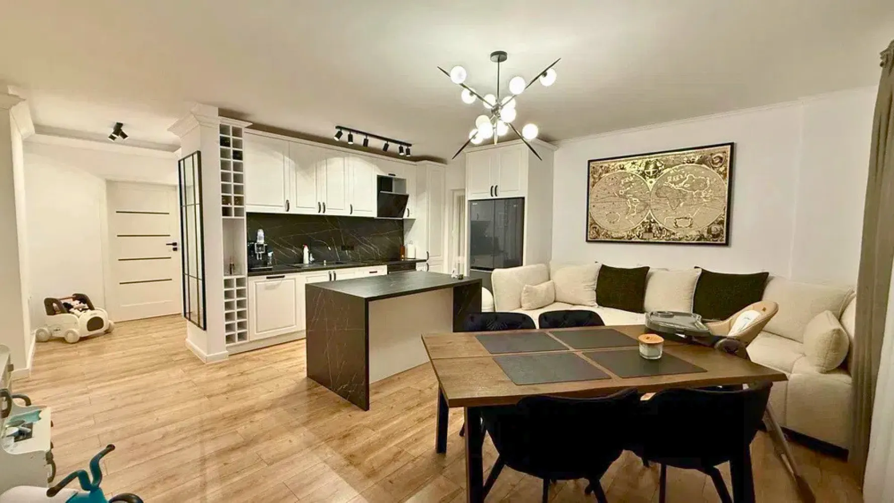 Apartament 3 camere | Comision 0 - Disponibil spre vânzare apartament cu 3 camere semidecomandat, situat pe strada Stejarului, la etajul 1 din 4, într-un imobil construit în 2023, prevăzut cu lift.Suprafața utilă este de 72 mp, la care se adaugă 18 mp de balcoane. Compartimentarea este practică:• living cu bucătărie open space• 2 dormitoare• 2 băi (una cu geam)• 2 balcoaneFiecare cameră are acces pe balcon, oferind lumină naturală și deschidere.Se vinde mobilat și utilat, conform fotografiilor.Dotări:• încălzire în pardoseală cu centrală proprie• tâmplărie PVC cu 3 sticle• izolație exterioară cu polistiren de 10 cmOpțional: loc de parcare și boxă.id: 64v/14Preț: 149.000 €Se acceptă achiziția prin credit bancar.Comision 0 pentru cumparator.Pentru detalii sau vizionare: 0784 878 355