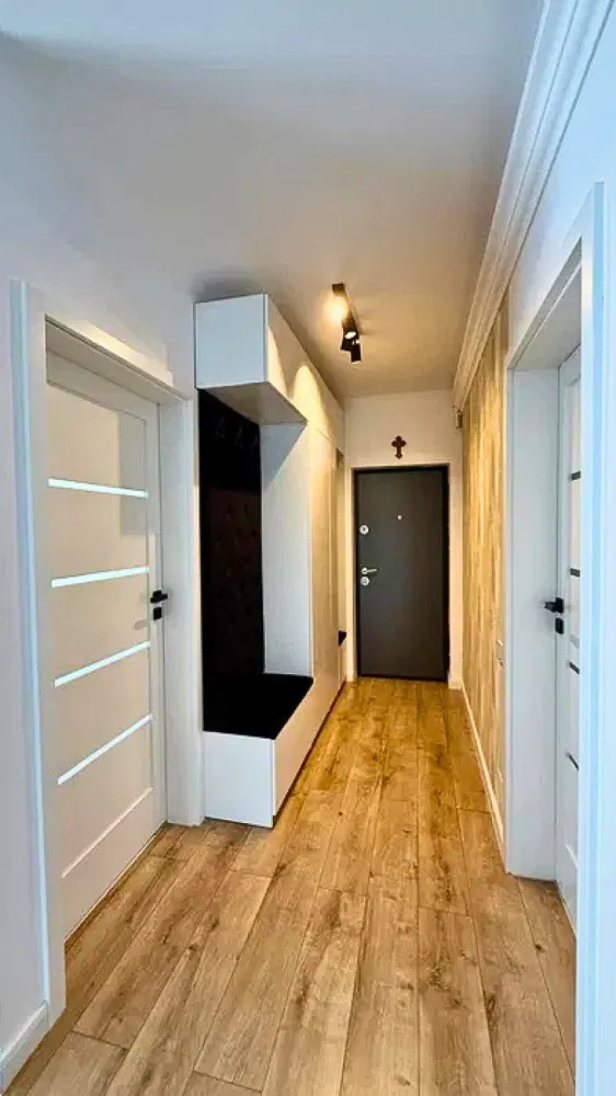 Apartament 3 camere | Comision 0 - Disponibil spre vânzare apartament cu 3 camere semidecomandat, situat pe strada Stejarului, la etajul 1 din 4, într-un imobil construit în 2023, prevăzut cu lift.Suprafața utilă este de 72 mp, la care se adaugă 18 mp de balcoane. Compartimentarea este practică:• living cu bucătărie open space• 2 dormitoare• 2 băi (una cu geam)• 2 balcoaneFiecare cameră are acces pe balcon, oferind lumină naturală și deschidere.Se vinde mobilat și utilat, conform fotografiilor.Dotări:• încălzire în pardoseală cu centrală proprie• tâmplărie PVC cu 3 sticle• izolație exterioară cu polistiren de 10 cmOpțional: loc de parcare și boxă.id: 64v/14Preț: 149.000 €Se acceptă achiziția prin credit bancar.Comision 0 pentru cumparator.Pentru detalii sau vizionare: 0784 878 355