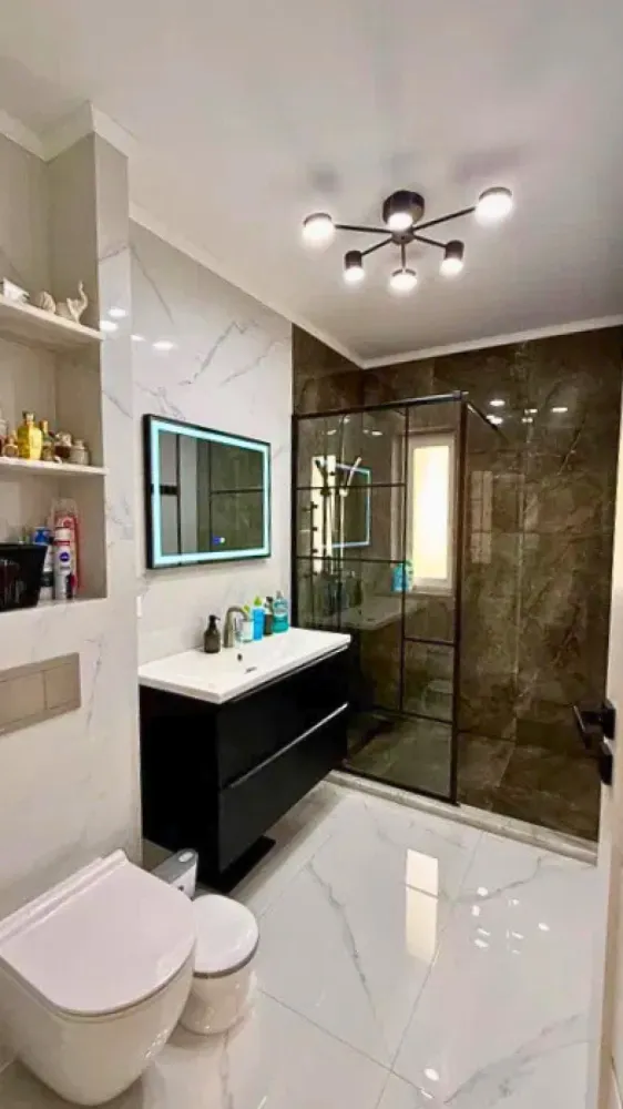 Apartament 3 camere | Comision 0 - Disponibil spre vânzare apartament cu 3 camere semidecomandat, situat pe strada Stejarului, la etajul 1 din 4, într-un imobil construit în 2023, prevăzut cu lift.Suprafața utilă este de 72 mp, la care se adaugă 18 mp de balcoane. Compartimentarea este practică:• living cu bucătărie open space• 2 dormitoare• 2 băi (una cu geam)• 2 balcoaneFiecare cameră are acces pe balcon, oferind lumină naturală și deschidere.Se vinde mobilat și utilat, conform fotografiilor.Dotări:• încălzire în pardoseală cu centrală proprie• tâmplărie PVC cu 3 sticle• izolație exterioară cu polistiren de 10 cmOpțional: loc de parcare și boxă.id: 64v/14Preț: 149.000 €Se acceptă achiziția prin credit bancar.Comision 0 pentru cumparator.Pentru detalii sau vizionare: 0784 878 355