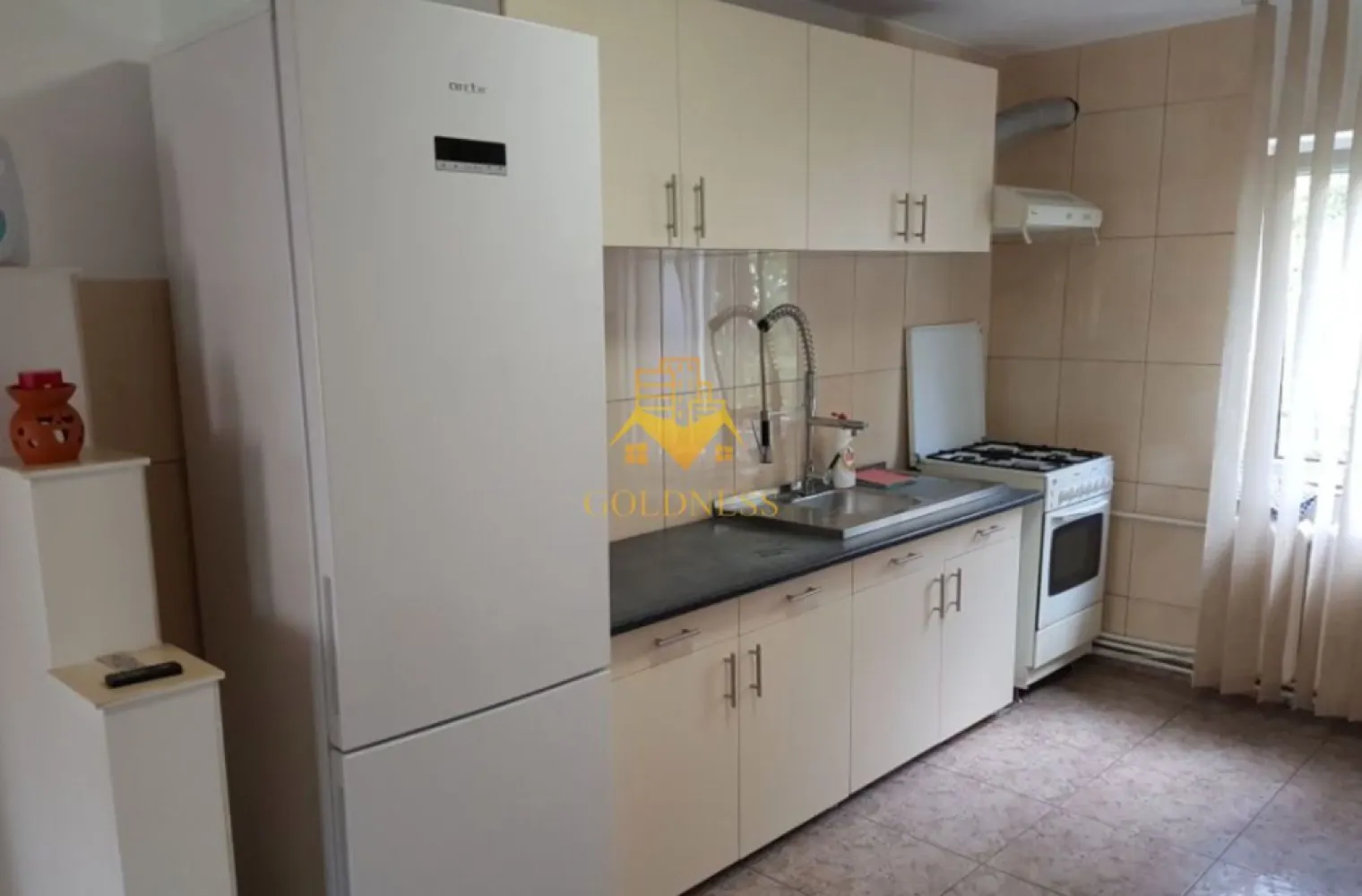 3 camere, parcare,1/4, Zorilor Zona, Spitalu de Recuperare, Sigma, NOA - GOLDNESS Imobiliare vă propune spre închiriere un apartament cu 3 camere complet mobilat și utilat, la etajul 1 într-un imobil de 4 etaje, în Cartierul Zorilor.
Dispune de loc de parcare exterioada inclusa in pret!
Se află în apropierea stațiilor de transport în comun, magazine, restaurante, spații verzi, farmacii, etc. 

Apartamentul este compartimentat astfel:
 - doua dormitoare complet mobilate
 - living cu bucatarie open space complet utilată și mobilată, canapea extensibilă, loc de servit masa 
 - baie cu cabina de dus, calorifer port prosop și dulap pentru depozitare.
 - 2 balcoane de 3 mp.

Imobilul este dotat cu toate cele necesare- centrală proprie, frigider, aragaz, hotă, mașină de spălat haine, etc. 

Dacă sunteți interesați de acest apartament și doriți să îl vizionați, dar și pentru alte oferte nu ezitați să ne contactați telefonic sau prin e-mail. Vă stăm la dispoziție!

Pentru intermediere se percepe un comision de 50% din prețul chiriei!