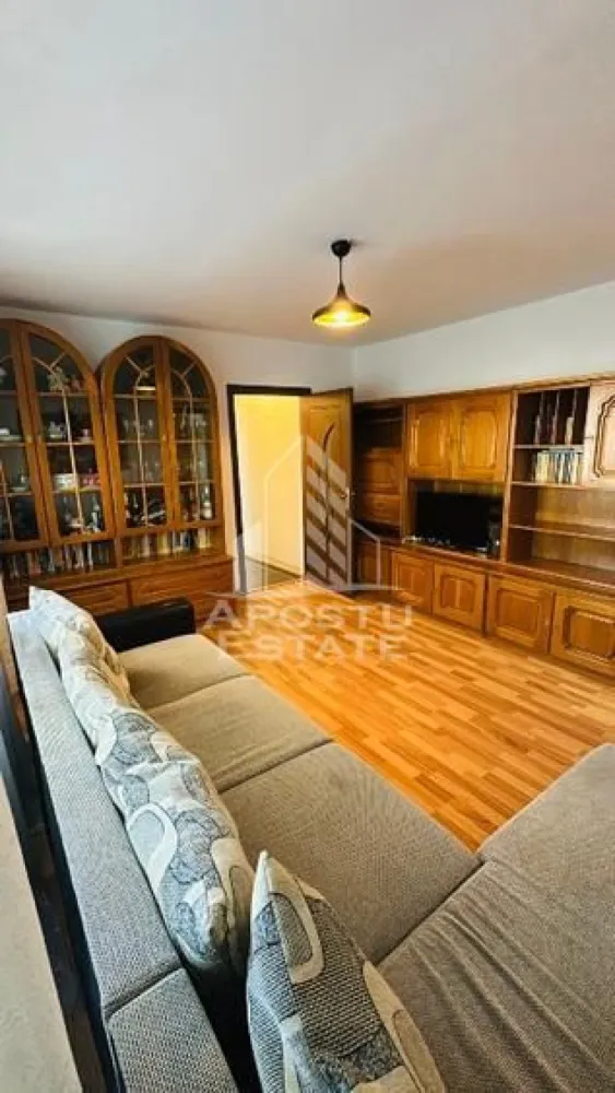 Apartament 2 camere de vânzare, zona Modern, Timișoara - Agentia imobiliara APOSTU ESTATE va propune spre vanzare un apartament cu 2 camere,nedecomandat, parter inalt/4, situat in zona Simion Barnutiu/Modern din Timisoara, judetul Timis.
Apartamentul este amplasat la parterul inalt al unui imobil cu 4 etaje construit in 1979 si are o suprafata utila de 51mp , de asemenea detine o boxa de 4mp la subsol pentru depozitare.
Confortul termic se realizeaza prin termoficare la rețeaua orașului cu sistem de incalzire prin calorifere.
Compartimentare:
-hol
-bucatarie
-living
-baie
-dormitor
Proprietatea se vinde cum se vede în imagini si este o varianta ideala pentru familii, cuplu, investitie.
Vecinatati: Lidl la 4 min de mers pe jos,mijloace de transport in comun,magazine,banci,farmacii la 4 min de mers pe jos, Hotel Boca Juniors la 4 min de mers pe jos, Piata Unirii la 10 min cu masina, Iulius Mall la 9 min cu masina.
Agentia imobiliara Apostu Estate va ofera consultanta bancara gratuita prin intermediul colaboratorilor nostri pentru alegerea celui mai potrivit tip de credit, astfel incat tu sa devi noul proprietar al acestui apartament.

Va asteptam cu drag la o vizionare!

Id Intern: CP2815667