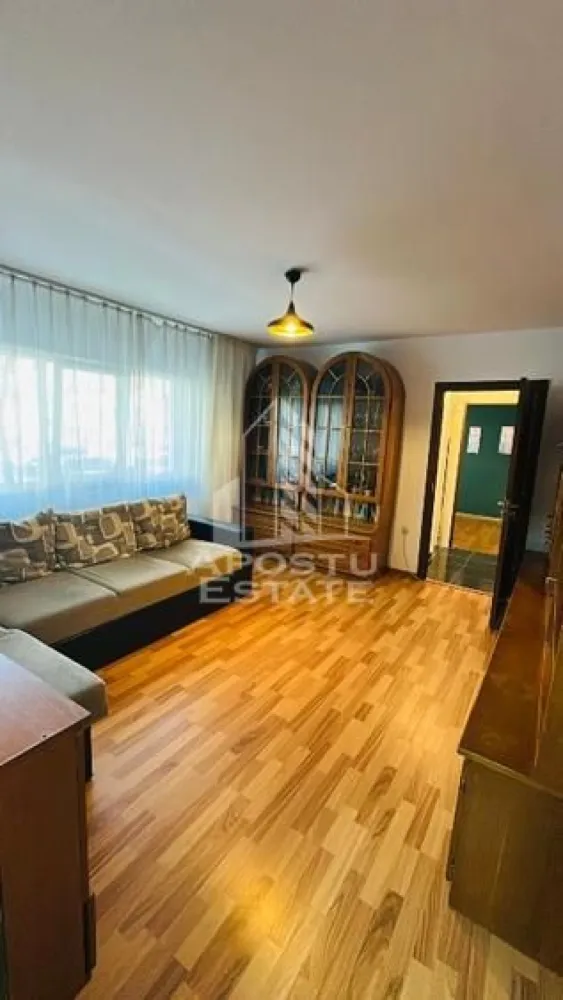 Apartament 2 camere de vânzare, zona Modern, Timișoara - Agentia imobiliara APOSTU ESTATE va propune spre vanzare un apartament cu 2 camere,nedecomandat, parter inalt/4, situat in zona Simion Barnutiu/Modern din Timisoara, judetul Timis.
Apartamentul este amplasat la parterul inalt al unui imobil cu 4 etaje construit in 1979 si are o suprafata utila de 51mp , de asemenea detine o boxa de 4mp la subsol pentru depozitare.
Confortul termic se realizeaza prin termoficare la rețeaua orașului cu sistem de incalzire prin calorifere.
Compartimentare:
-hol
-bucatarie
-living
-baie
-dormitor
Proprietatea se vinde cum se vede în imagini si este o varianta ideala pentru familii, cuplu, investitie.
Vecinatati: Lidl la 4 min de mers pe jos,mijloace de transport in comun,magazine,banci,farmacii la 4 min de mers pe jos, Hotel Boca Juniors la 4 min de mers pe jos, Piata Unirii la 10 min cu masina, Iulius Mall la 9 min cu masina.
Agentia imobiliara Apostu Estate va ofera consultanta bancara gratuita prin intermediul colaboratorilor nostri pentru alegerea celui mai potrivit tip de credit, astfel incat tu sa devi noul proprietar al acestui apartament.

Va asteptam cu drag la o vizionare!

Id Intern: CP2815667