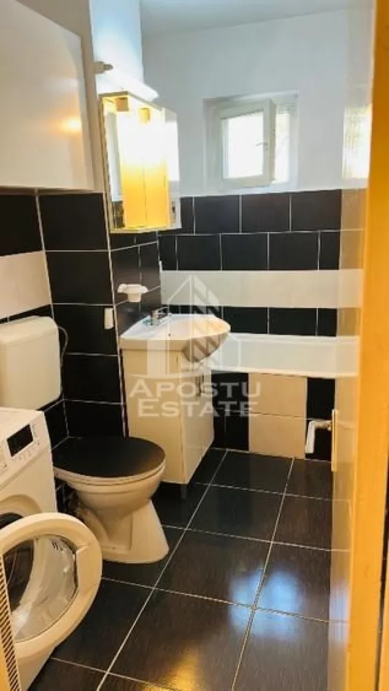 Apartament 2 camere de vânzare, zona Modern, Timișoara - Agentia imobiliara APOSTU ESTATE va propune spre vanzare un apartament cu 2 camere,nedecomandat, parter inalt/4, situat in zona Simion Barnutiu/Modern din Timisoara, judetul Timis.
Apartamentul este amplasat la parterul inalt al unui imobil cu 4 etaje construit in 1979 si are o suprafata utila de 51mp , de asemenea detine o boxa de 4mp la subsol pentru depozitare.
Confortul termic se realizeaza prin termoficare la rețeaua orașului cu sistem de incalzire prin calorifere.
Compartimentare:
-hol
-bucatarie
-living
-baie
-dormitor
Proprietatea se vinde cum se vede în imagini si este o varianta ideala pentru familii, cuplu, investitie.
Vecinatati: Lidl la 4 min de mers pe jos,mijloace de transport in comun,magazine,banci,farmacii la 4 min de mers pe jos, Hotel Boca Juniors la 4 min de mers pe jos, Piata Unirii la 10 min cu masina, Iulius Mall la 9 min cu masina.
Agentia imobiliara Apostu Estate va ofera consultanta bancara gratuita prin intermediul colaboratorilor nostri pentru alegerea celui mai potrivit tip de credit, astfel incat tu sa devi noul proprietar al acestui apartament.

Va asteptam cu drag la o vizionare!

Id Intern: CP2815667