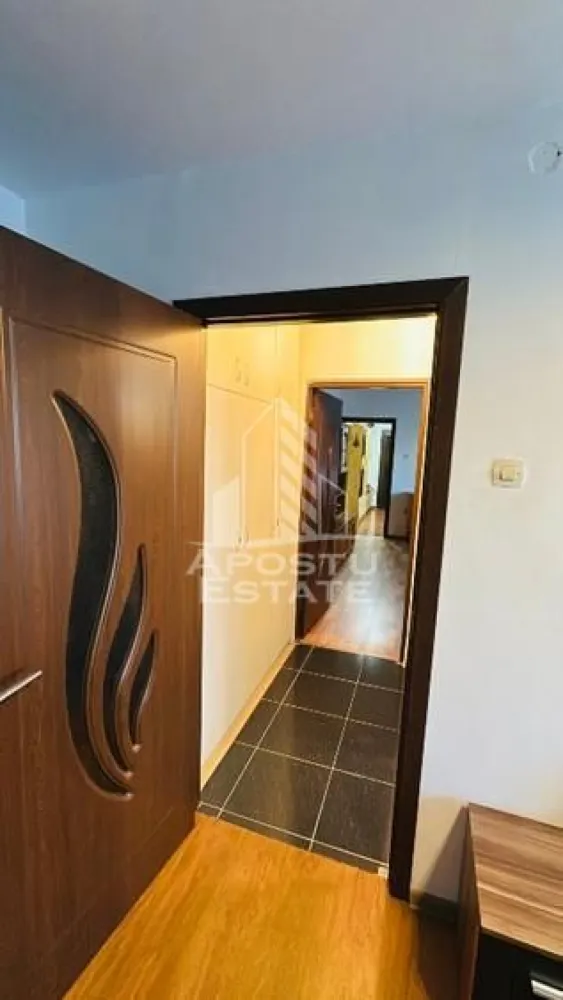 Apartament 2 camere de vânzare, zona Modern, Timișoara - Agentia imobiliara APOSTU ESTATE va propune spre vanzare un apartament cu 2 camere,nedecomandat, parter inalt/4, situat in zona Simion Barnutiu/Modern din Timisoara, judetul Timis.
Apartamentul este amplasat la parterul inalt al unui imobil cu 4 etaje construit in 1979 si are o suprafata utila de 51mp , de asemenea detine o boxa de 4mp la subsol pentru depozitare.
Confortul termic se realizeaza prin termoficare la rețeaua orașului cu sistem de incalzire prin calorifere.
Compartimentare:
-hol
-bucatarie
-living
-baie
-dormitor
Proprietatea se vinde cum se vede în imagini si este o varianta ideala pentru familii, cuplu, investitie.
Vecinatati: Lidl la 4 min de mers pe jos,mijloace de transport in comun,magazine,banci,farmacii la 4 min de mers pe jos, Hotel Boca Juniors la 4 min de mers pe jos, Piata Unirii la 10 min cu masina, Iulius Mall la 9 min cu masina.
Agentia imobiliara Apostu Estate va ofera consultanta bancara gratuita prin intermediul colaboratorilor nostri pentru alegerea celui mai potrivit tip de credit, astfel incat tu sa devi noul proprietar al acestui apartament.

Va asteptam cu drag la o vizionare!

Id Intern: CP2815667