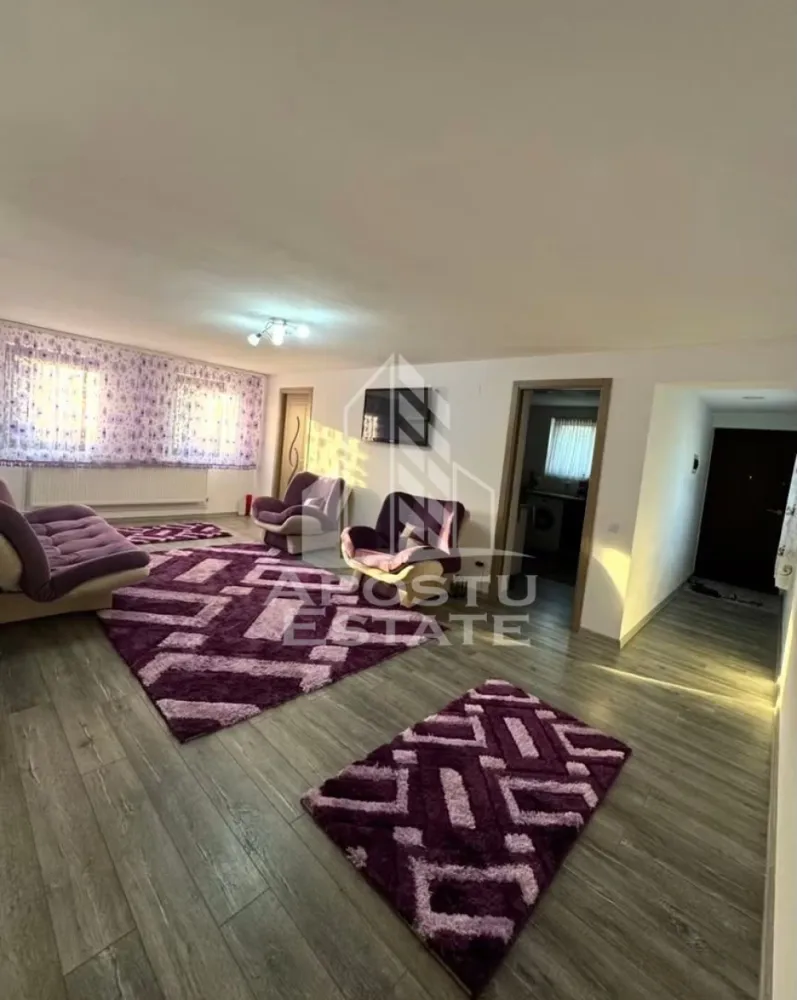 Apartament cu 2 camere de inchiriat, Dumbravita,Timisoara - Agentia imobiliara APOSTU ESTATE va propune spre inchiriere un apartament cu 2 camere, spatios si luminos, situat in zona Aradului, o zona linistita si bine pozitionata din Timisoara, potrivit pentru cupluri sau studenti care isi doresc o locuinta unde sa se simta confortabil si cu acces facil catre scoli, statii de autobuz, supermarketuri , magazine de zona, parcuri.

Suprafata utila: 58 mp
Compartimentare eficienta:
-Hol de acces generos
-Bucatarie complet mobilata si utilata, cu loc de luat masa
-Living luminos si spatios
-Dormitor mobilat si utilat
-Baie prevazuta cu dus

Confort si facilitati:
-Incalzirea apartamentului: centrala proprie
-Apartamentul este complet mobilat si utilat

Localizare:
-Timis,Timisoara, zona Aradului– acces facil spre magazine, scoli, parcuri si mijloace de transport in comun.

Ideal pentru:
-Cupluri
-Studenti

Disponibilitate: imediata
Pret chirie lunara: 400 euro 
Programeaza o vizionare pentru a-ti putea imagina viitorul aici!
ID intern: CP3177930