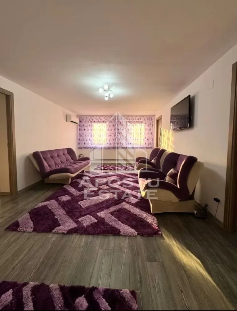 Apartament cu 2 camere de inchiriat, Dumbravita,Timisoara - Agentia imobiliara APOSTU ESTATE va propune spre inchiriere un apartament cu 2 camere, spatios si luminos, situat in zona Aradului, o zona linistita si bine pozitionata din Timisoara, potrivit pentru cupluri sau studenti care isi doresc o locuinta unde sa se simta confortabil si cu acces facil catre scoli, statii de autobuz, supermarketuri , magazine de zona, parcuri.

Suprafata utila: 58 mp
Compartimentare eficienta:
-Hol de acces generos
-Bucatarie complet mobilata si utilata, cu loc de luat masa
-Living luminos si spatios
-Dormitor mobilat si utilat
-Baie prevazuta cu dus

Confort si facilitati:
-Incalzirea apartamentului: centrala proprie
-Apartamentul este complet mobilat si utilat

Localizare:
-Timis,Timisoara, zona Aradului– acces facil spre magazine, scoli, parcuri si mijloace de transport in comun.

Ideal pentru:
-Cupluri
-Studenti

Disponibilitate: imediata
Pret chirie lunara: 400 euro 
Programeaza o vizionare pentru a-ti putea imagina viitorul aici!
ID intern: CP3177930