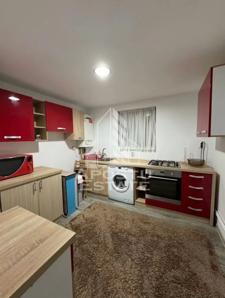 Apartament cu 2 camere de inchiriat, Dumbravita,Timisoara - Agentia imobiliara APOSTU ESTATE va propune spre inchiriere un apartament cu 2 camere, spatios si luminos, situat in zona Aradului, o zona linistita si bine pozitionata din Timisoara, potrivit pentru cupluri sau studenti care isi doresc o locuinta unde sa se simta confortabil si cu acces facil catre scoli, statii de autobuz, supermarketuri , magazine de zona, parcuri.

Suprafata utila: 58 mp
Compartimentare eficienta:
-Hol de acces generos
-Bucatarie complet mobilata si utilata, cu loc de luat masa
-Living luminos si spatios
-Dormitor mobilat si utilat
-Baie prevazuta cu dus

Confort si facilitati:
-Incalzirea apartamentului: centrala proprie
-Apartamentul este complet mobilat si utilat

Localizare:
-Timis,Timisoara, zona Aradului– acces facil spre magazine, scoli, parcuri si mijloace de transport in comun.

Ideal pentru:
-Cupluri
-Studenti

Disponibilitate: imediata
Pret chirie lunara: 400 euro 
Programeaza o vizionare pentru a-ti putea imagina viitorul aici!
ID intern: CP3177930