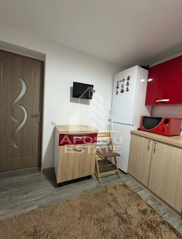 Apartament cu 2 camere de inchiriat, Dumbravita,Timisoara - Agentia imobiliara APOSTU ESTATE va propune spre inchiriere un apartament cu 2 camere, spatios si luminos, situat in zona Aradului, o zona linistita si bine pozitionata din Timisoara, potrivit pentru cupluri sau studenti care isi doresc o locuinta unde sa se simta confortabil si cu acces facil catre scoli, statii de autobuz, supermarketuri , magazine de zona, parcuri.

Suprafata utila: 58 mp
Compartimentare eficienta:
-Hol de acces generos
-Bucatarie complet mobilata si utilata, cu loc de luat masa
-Living luminos si spatios
-Dormitor mobilat si utilat
-Baie prevazuta cu dus

Confort si facilitati:
-Incalzirea apartamentului: centrala proprie
-Apartamentul este complet mobilat si utilat

Localizare:
-Timis,Timisoara, zona Aradului– acces facil spre magazine, scoli, parcuri si mijloace de transport in comun.

Ideal pentru:
-Cupluri
-Studenti

Disponibilitate: imediata
Pret chirie lunara: 400 euro 
Programeaza o vizionare pentru a-ti putea imagina viitorul aici!
ID intern: CP3177930