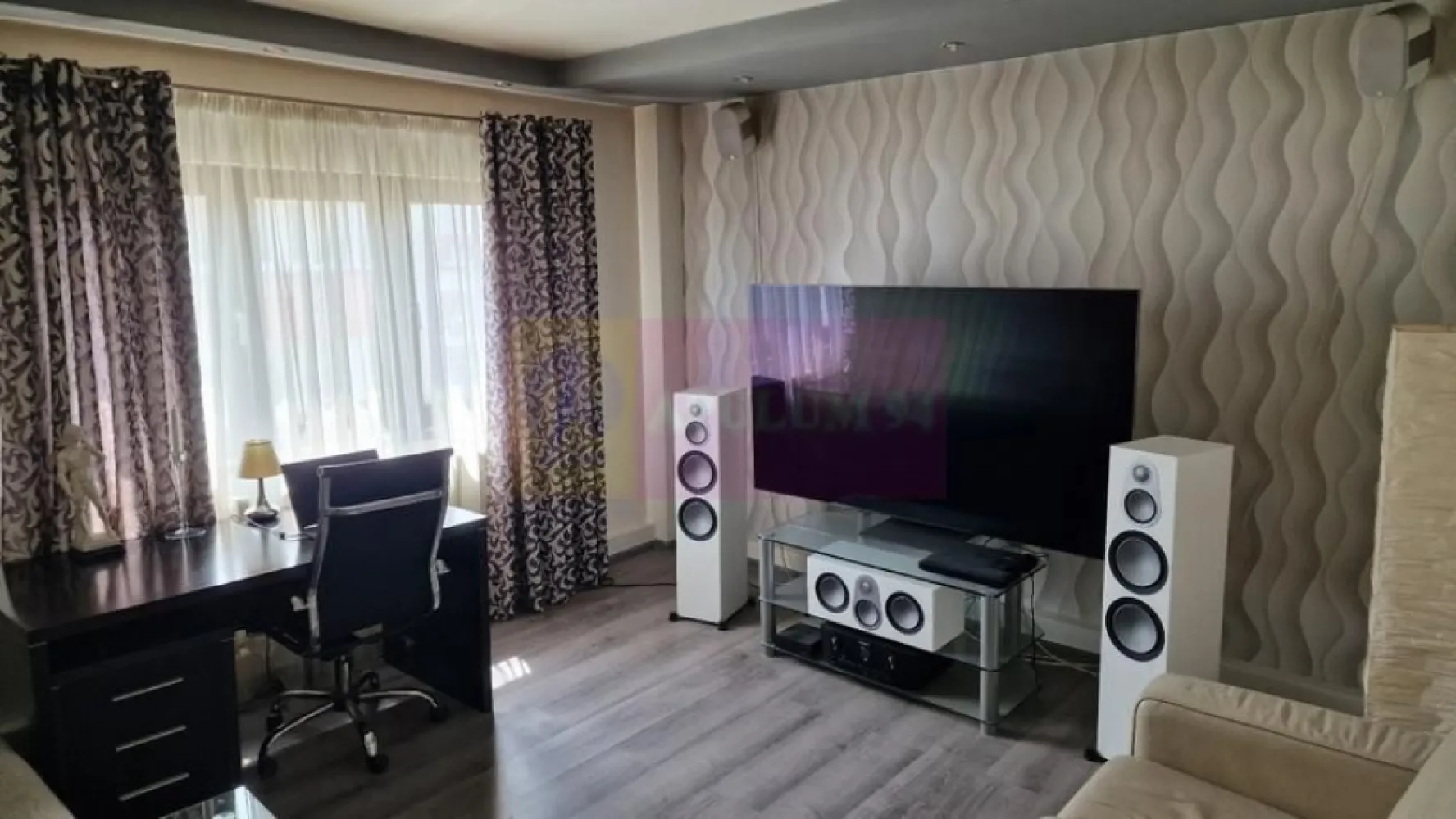 Vand apartament 3 camere zona 13 Septembrie - Sebastian (Prosper Mall) - Compania imobiliara Apulum 94 va propune un apartament de 3 camere situat in zona 13 Septembrie – Sebastian, in imediata vecinatate a Prosper Mall.
Apartamentul este decomandat, are o suprafata totala de 76.61 mp (inclusiv balconul), etajul 8, anul constructiei imobilului este 1986.
Suprafete foarte generoase: living 20 mp, dormitoare 14.1 si respectiv 11.8 mp. Beneficiaza de doua grupuri sanitare si un balcon (dormitorul mare).
Holul principal tip “H”, zidul despartitor cu bucataria din BCA, permite reconfigurare, pt. camera de zi/dinning spatioasa, 20 mp. Pozitionare sud-est & sud-vest.
In proximitate Prosper Mall (Mega Image + piata Kaufland si Lidl etc. De asemenea Parcul Sebastian.
Accesul la transportul in comun este la o distanta de, 300m .In imediata apropiere Liceu matematica-informatica. Parcare auto accesibila, inclusiv posibilate de inchiriere loc parcare primarie.
Apartamentul beneficiaza de ferestre PVC cu geam termopan (QFort). Centrala termica pe gaz (Ariston - varful de gama - Alteas One), calorifere metal (partial Ferolli). Aer conditionat (Samsung inverter – 12k BTU). Se vinde nemobilat.
Amenajarile interioare (gresie, faianta, parchet laminat, lavabila) necesita renovare partiala pentru detalii :0733683446