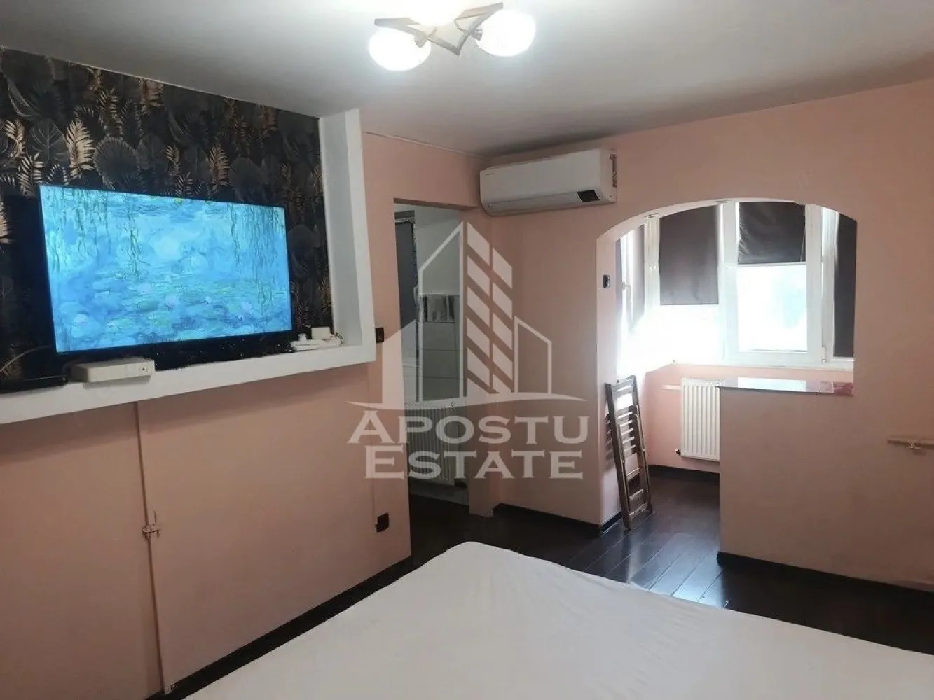 Apartament cu o camera,de inchiriat , Calea Buziașului - Timisoara - Agentia imobiliara APOSTU ESTATE va propune spre inchiriere un apartament cu 2 camere, spatios si luminos, situat in zona Buziașului , o zona linistita si bine pozitionata din Timisoara, potrivit pentru cupluri,familii, sau studenti care isi doresc o locuinta unde sa se simta confortabil si cu acces facil catre scoli, statii de autobuz, supermarketuri , magazine de zona, parcuri.

Suprafata utila: 25 mp
Compartimentare eficienta:
-Hol de acces generos
-Bucatarie complet mobilata si utilata, cu loc de luat masa
-Living luminos si spatios
-Dormitor mobilat si utilat
-Baie 
Confort si facilitati:
-Incalzirea apartamentului: colterm
-Apartamentul este complet mobilat si utilat
-Se accepta animale de companie de catre proprietar

Localizare:
-Timis,Timisoara, zona Buziașului – acces facil spre magazine, supermarketul Lidl, scoli, parcuri si mijloace de transport in comun.

Ideal pentru:
-Familii
-Cupluri
-Studenti

Pret chirie lunara: 300 euro 
Programeaza o vizionare pentru a-ti putea imagina viitorul aici!
ID intern: CP3176437