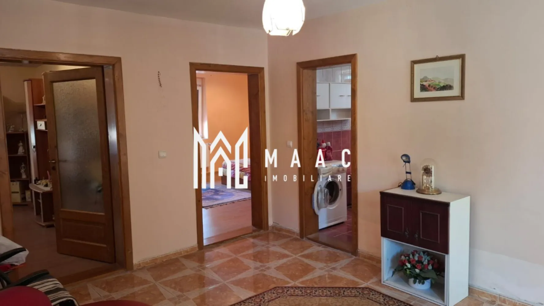 Casa individuala I 5 camere I 413 mp teren I Rasinari - Supunem atentiei dumneavoastra o casa individuala, amplasata intr-o zona superba din Rasinari.

Casa este la strada, curtea permite accesul auto, este pavata si ofera o frumoasa priveliste.

Locuinta este structurata pe 2 niveluri, fiecare avand acces diferit dar existand comunicare intre ele.
Parter: hol de acces, casa scarii, camera de primire, living, dormitor, baie cu dus si geam de aerisire, bucatarie spatioasa cu nisa de gatit si sala de luat masa.
Etaj: hol, camera de primire, doua dormitoare, baie cu vana si geam de aerisire, nisa de gatit, camera de luat masa, terasa generoasa, casa scarii, cu acces la pod (podul este inalt, poate fi folosit pentru depozitare).
In curte, lipita de casa- camera tehnica.

Utilitati: apa, canalizare, curent. Gazul la poarta.

Casa are instalatia pregatita pentru montarea unei centrale pe gaz ( calorifere si tevi de cupru trase) insa racordarea la gaz nu este facuta inca.

Se preda mobilata/ utilata ca in foto.

Proprietatea poate fi folosita si ca rezidenta pentru doua familii (exista 2 cai de acces ce permit, la nevoie, separarea celor doua nivele).
Este libera de sarcini. Poate fi achizitionata si prin credit.

O proprietate ce merita vazuta, cu potential bun-ingrijita, corect pozitionata, constructie solida, curte cu intimitate, acces auto.

Pentru mai multe detalii precizati telefonic ca ati vazut anuntul cu ID:CP2652544