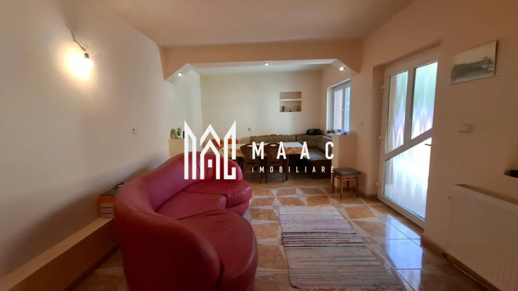 Casa individuala I 5 camere I 413 mp teren I Rasinari - Supunem atentiei dumneavoastra o casa individuala, amplasata intr-o zona superba din Rasinari.

Casa este la strada, curtea permite accesul auto, este pavata si ofera o frumoasa priveliste.

Locuinta este structurata pe 2 niveluri, fiecare avand acces diferit dar existand comunicare intre ele.
Parter: hol de acces, casa scarii, camera de primire, living, dormitor, baie cu dus si geam de aerisire, bucatarie spatioasa cu nisa de gatit si sala de luat masa.
Etaj: hol, camera de primire, doua dormitoare, baie cu vana si geam de aerisire, nisa de gatit, camera de luat masa, terasa generoasa, casa scarii, cu acces la pod (podul este inalt, poate fi folosit pentru depozitare).
In curte, lipita de casa- camera tehnica.

Utilitati: apa, canalizare, curent. Gazul la poarta.

Casa are instalatia pregatita pentru montarea unei centrale pe gaz ( calorifere si tevi de cupru trase) insa racordarea la gaz nu este facuta inca.

Se preda mobilata/ utilata ca in foto.

Proprietatea poate fi folosita si ca rezidenta pentru doua familii (exista 2 cai de acces ce permit, la nevoie, separarea celor doua nivele).
Este libera de sarcini. Poate fi achizitionata si prin credit.

O proprietate ce merita vazuta, cu potential bun-ingrijita, corect pozitionata, constructie solida, curte cu intimitate, acces auto.

Pentru mai multe detalii precizati telefonic ca ati vazut anuntul cu ID:CP2652544