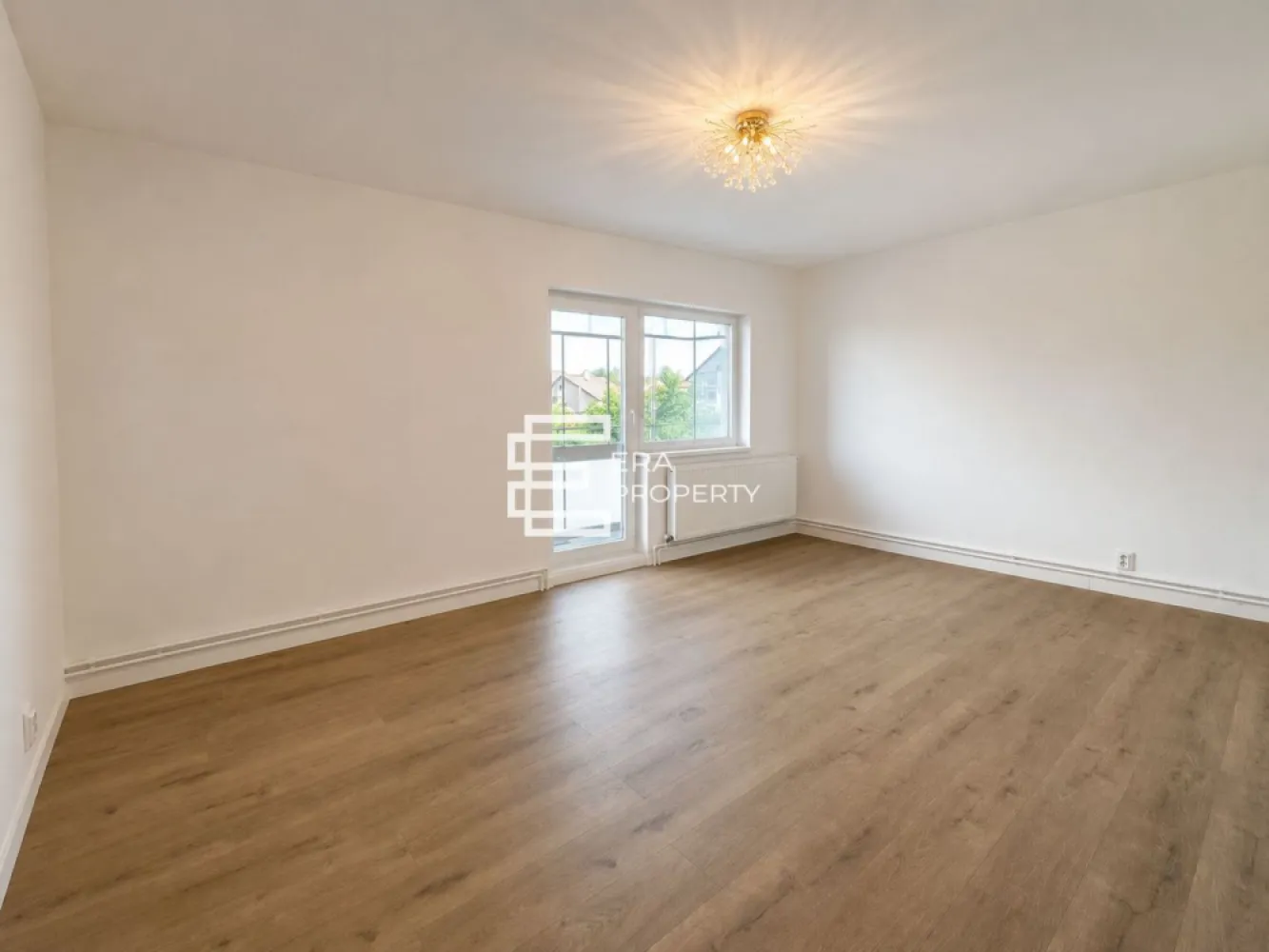 Apartament 3 camere complet renovat, 68.5 mp utili, etaj 1, Sibiu - Apartament 3 camere complet renovat, 68.5 mp utili, etaj 1, pivniță – Sibiu

Vă oferim spre vânzare un apartament elegant, complet renovat de la zero, situat la etajul 1 al unui imobil amplasat într-o zonă apreciată și bine conectată a Sibiului. Cu o suprafață utilă de 68,5 mp, proprietatea reprezintă o alegere excelentă atât pentru locuire, cât și pentru investiție.

Apartamentul a beneficiat de o renovare completă, realizată cu atenție la detalii și materiale de calitate. Există fotografii din fiecare etapă a lucrărilor, oferind transparență totală asupra procesului de renovare.

Renovarea a inclus:
✔ Instalație electrică complet nouă
✔ Instalație sanitară complet nouă
✔ Pereți tencuiți integral
✔ Șapă nouă turnată și nivelată în întreg apartamentul
✔ Geamuri termopan noi pentru confort termic și fonic sporit
✔ Uși interioare premium

Compartimentare:
• Hol
• Living spațios și luminos
• 2 dormitoare
• Bucătărie separată
• 2 băi moderne
• Balcon

Avantaje suplimentare:
• Etaj 1
• Pivniță pentru depozitare
• Zonă liniștită, cu acces rapid către centre comerciale, școli, grădinițe și mijloace de transport

Apartamentul se remarcă prin calitatea renovării, compartimentarea eficientă și posibilitatea de a fi amenajat după propriul gust, fără costuri suplimentare pentru lucrări majore.

💰 Preț: 154.900 € usor negociabil