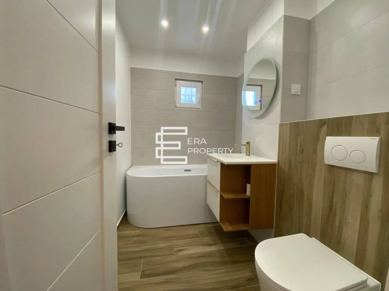 Apartament 3 camere complet renovat, 68.5 mp utili, etaj 1, Sibiu - Apartament 3 camere complet renovat, 68.5 mp utili, etaj 1, pivniță – Sibiu

Vă oferim spre vânzare un apartament elegant, complet renovat de la zero, situat la etajul 1 al unui imobil amplasat într-o zonă apreciată și bine conectată a Sibiului. Cu o suprafață utilă de 68,5 mp, proprietatea reprezintă o alegere excelentă atât pentru locuire, cât și pentru investiție.

Apartamentul a beneficiat de o renovare completă, realizată cu atenție la detalii și materiale de calitate. Există fotografii din fiecare etapă a lucrărilor, oferind transparență totală asupra procesului de renovare.

Renovarea a inclus:
✔ Instalație electrică complet nouă
✔ Instalație sanitară complet nouă
✔ Pereți tencuiți integral
✔ Șapă nouă turnată și nivelată în întreg apartamentul
✔ Geamuri termopan noi pentru confort termic și fonic sporit
✔ Uși interioare premium

Compartimentare:
• Hol
• Living spațios și luminos
• 2 dormitoare
• Bucătărie separată
• 2 băi moderne
• Balcon

Avantaje suplimentare:
• Etaj 1
• Pivniță pentru depozitare
• Zonă liniștită, cu acces rapid către centre comerciale, școli, grădinițe și mijloace de transport

Apartamentul se remarcă prin calitatea renovării, compartimentarea eficientă și posibilitatea de a fi amenajat după propriul gust, fără costuri suplimentare pentru lucrări majore.

💰 Preț: 154.900 € usor negociabil