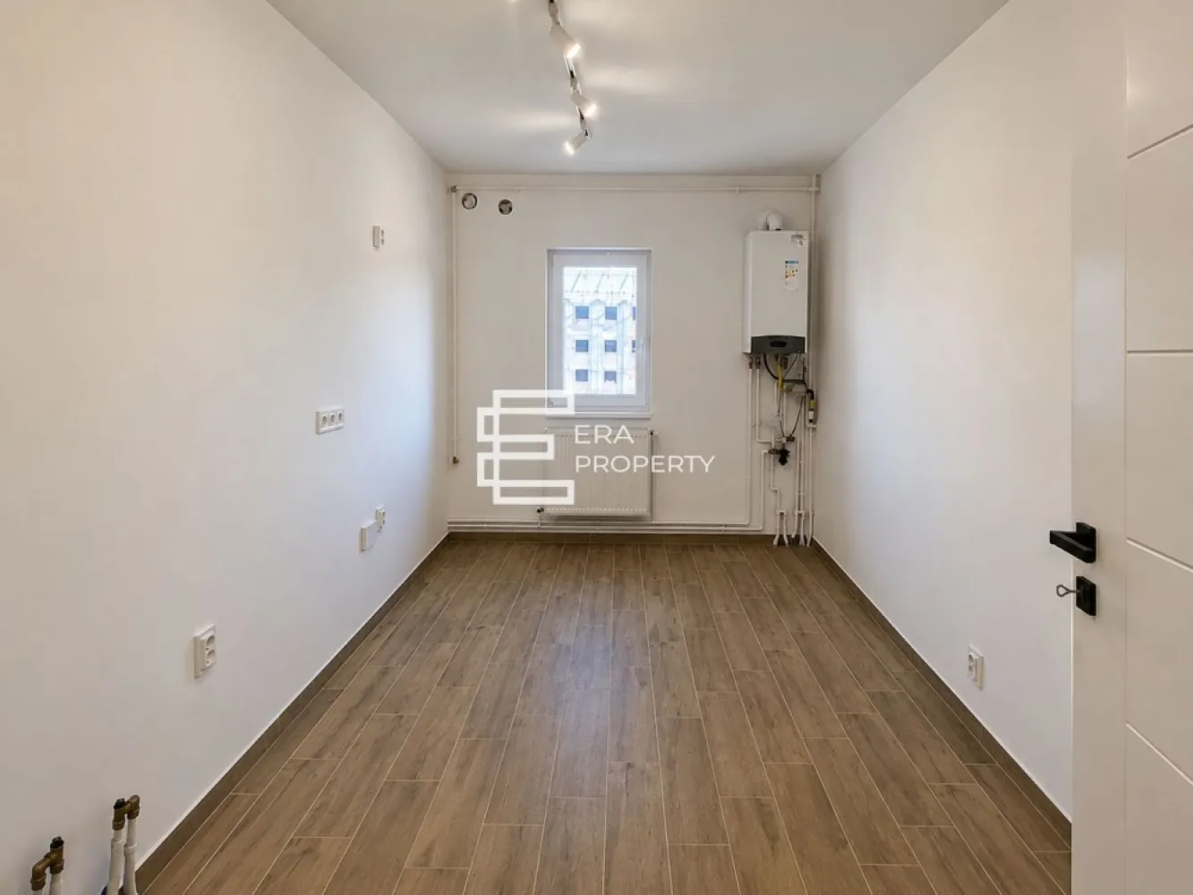 Apartament 3 camere complet renovat, 68.5 mp utili, etaj 1, Sibiu - Apartament 3 camere complet renovat, 68.5 mp utili, etaj 1, pivniță – Sibiu

Vă oferim spre vânzare un apartament elegant, complet renovat de la zero, situat la etajul 1 al unui imobil amplasat într-o zonă apreciată și bine conectată a Sibiului. Cu o suprafață utilă de 68,5 mp, proprietatea reprezintă o alegere excelentă atât pentru locuire, cât și pentru investiție.

Apartamentul a beneficiat de o renovare completă, realizată cu atenție la detalii și materiale de calitate. Există fotografii din fiecare etapă a lucrărilor, oferind transparență totală asupra procesului de renovare.

Renovarea a inclus:
✔ Instalație electrică complet nouă
✔ Instalație sanitară complet nouă
✔ Pereți tencuiți integral
✔ Șapă nouă turnată și nivelată în întreg apartamentul
✔ Geamuri termopan noi pentru confort termic și fonic sporit
✔ Uși interioare premium

Compartimentare:
• Hol
• Living spațios și luminos
• 2 dormitoare
• Bucătărie separată
• 2 băi moderne
• Balcon

Avantaje suplimentare:
• Etaj 1
• Pivniță pentru depozitare
• Zonă liniștită, cu acces rapid către centre comerciale, școli, grădinițe și mijloace de transport

Apartamentul se remarcă prin calitatea renovării, compartimentarea eficientă și posibilitatea de a fi amenajat după propriul gust, fără costuri suplimentare pentru lucrări majore.

💰 Preț: 154.900 € usor negociabil