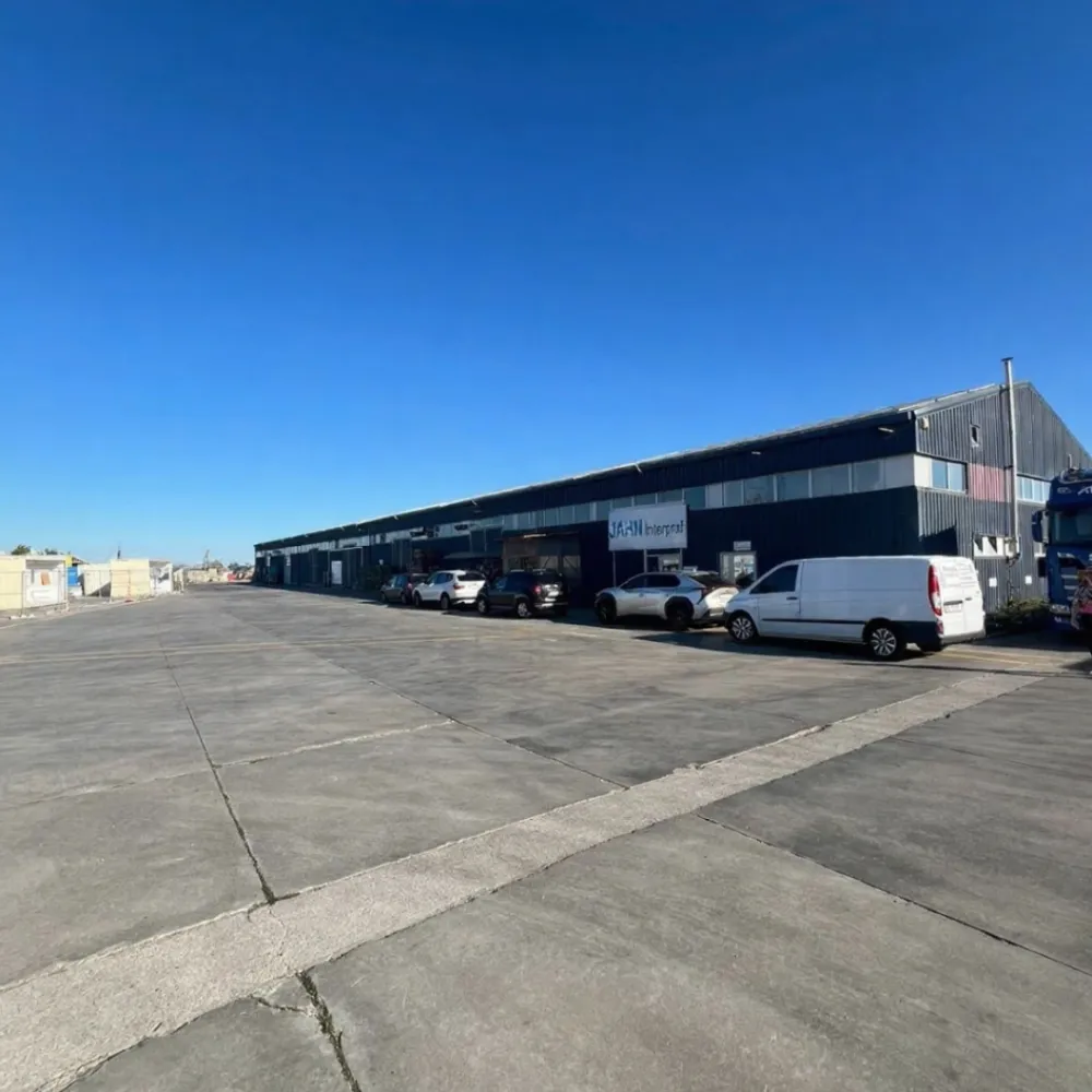 Investiție profitabila in Zona Industriala Vest Sibiu – Hala complet echipata langa aroportul Sibiu - De vânzare – Hală industrială modernă în Zona Industrială Vest, SibiuOportunitate rară de achiziție a unei hale industriale moderne și complet utilate, situată în una dintre cele mai dezvoltate zone logistice din Sibiu – Zona Industrială Vest. Proprietatea se află la doar câteva minute de Aeroportul Internațional Sibiu, având acces direct la autostradă și infrastructură complet dezvoltată.Detalii tehnice și facilitățiSuprafață construită: 1.745 mpSuprafață teren: 1.881 mpÎnălțime hală: 6 mPardoseală din beton armat: 20 cmAlimentare electrică: curent trifazic (380V) și monofazic (220V)Încălzire pe gaz cu radiatoareAer condiționat instalatPanouri fotovoltaice: 100 kWStație de încărcare pentru mașini electriceToate utilitățile: apă, canalizare, gaz, curentBirouri complet utilate, sală de conferințe și grupuri sanitareAcces TIR și spațiu generos de parcareAvantaje strategicePoziționare excelentă în Zona Industrială Vest – SibiuAcces rapid la autostradă și aeroportInfrastructură ideală pentru producție, depozitare, logistică sau investițieZonă cu activitate economică intensă și potențial ridicat de rentabilitatePreț și contactPreț de vânzare: 1.450.000 € Pentru detalii suplimentare și programarea unei vizionări, vă rugăm să ne contactați.