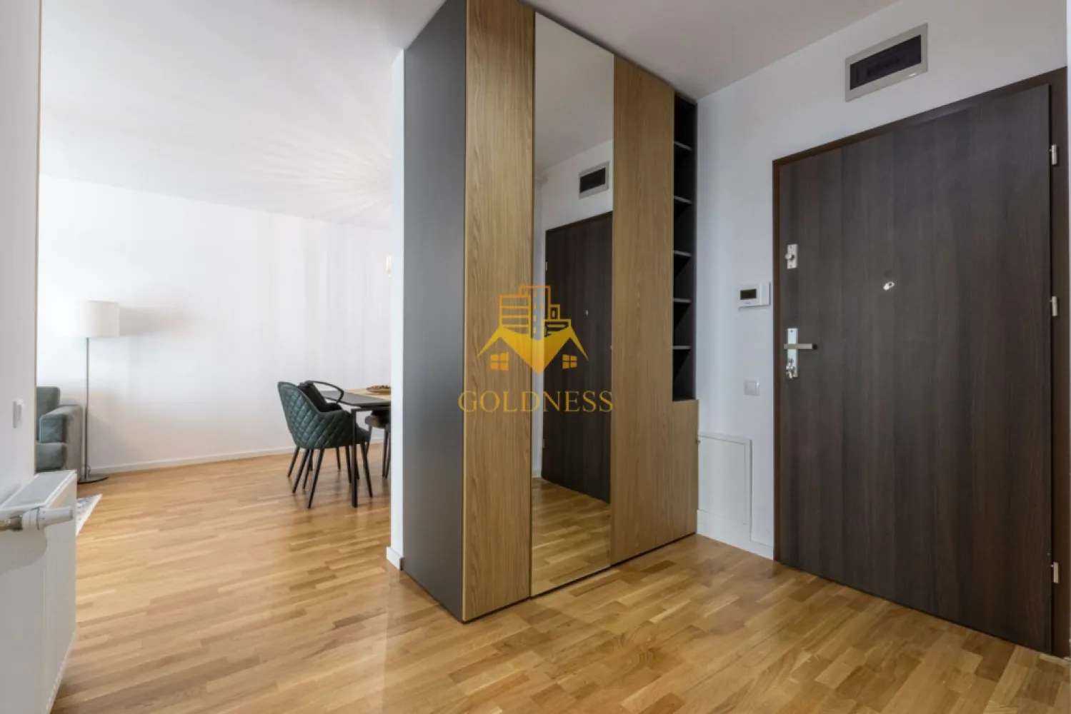 2 camere, modern, bloc nou,Intre Lacuri, zona Iulius mall, Park Lake - GOLDNESS Imobiliare vă propune spre închiriere un apartament cu 2 camere complet mobilat și utilat, la etajul 8 într-un imobil de 10 etaje, în cartierul Gheorgheni. Apartamentul este compartimentat astfel:
 - dormitor cu pat matrimonial, dressing, noptiere, TV
 - living cu bucatarie open-space complet utilată, canapea extensibla, loc de servit masa 
 - baie cu vana, calorifer port prosop inox și dulap pentru depozitare.
 - terasa de 8 mp.

Imobilul este dotat cu toate cele necesare- centrală proprie, mașină de spălat haine, masina de spalat vase,frigider, plită electrică, hotă, TV, etc. 
Se află în apropierea stațiilor de transport în comun, magazine, restaurante, spații verzi, farmacii, etc. 
Dispune de loc de parcare!

Dacă sunteți interesați de acest apartament și doriți să îl vizionați, dar și pentru alte oferte sau detalii nu ezitați să ne contactați telefonic sau prin e-mail - goldnessimobiliare@gmail.com. Vă stăm la dispoziție!