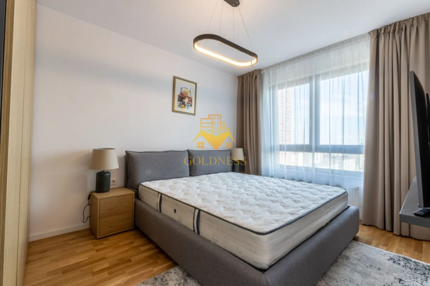 2 camere, modern, bloc nou,Intre Lacuri, zona Iulius mall, Park Lake - GOLDNESS Imobiliare vă propune spre închiriere un apartament cu 2 camere complet mobilat și utilat, la etajul 8 într-un imobil de 10 etaje, în cartierul Gheorgheni. Apartamentul este compartimentat astfel:
 - dormitor cu pat matrimonial, dressing, noptiere, TV
 - living cu bucatarie open-space complet utilată, canapea extensibla, loc de servit masa 
 - baie cu vana, calorifer port prosop inox și dulap pentru depozitare.
 - terasa de 8 mp.

Imobilul este dotat cu toate cele necesare- centrală proprie, mașină de spălat haine, masina de spalat vase,frigider, plită electrică, hotă, TV, etc. 
Se află în apropierea stațiilor de transport în comun, magazine, restaurante, spații verzi, farmacii, etc. 
Dispune de loc de parcare!

Dacă sunteți interesați de acest apartament și doriți să îl vizionați, dar și pentru alte oferte sau detalii nu ezitați să ne contactați telefonic sau prin e-mail - goldnessimobiliare@gmail.com. Vă stăm la dispoziție!
