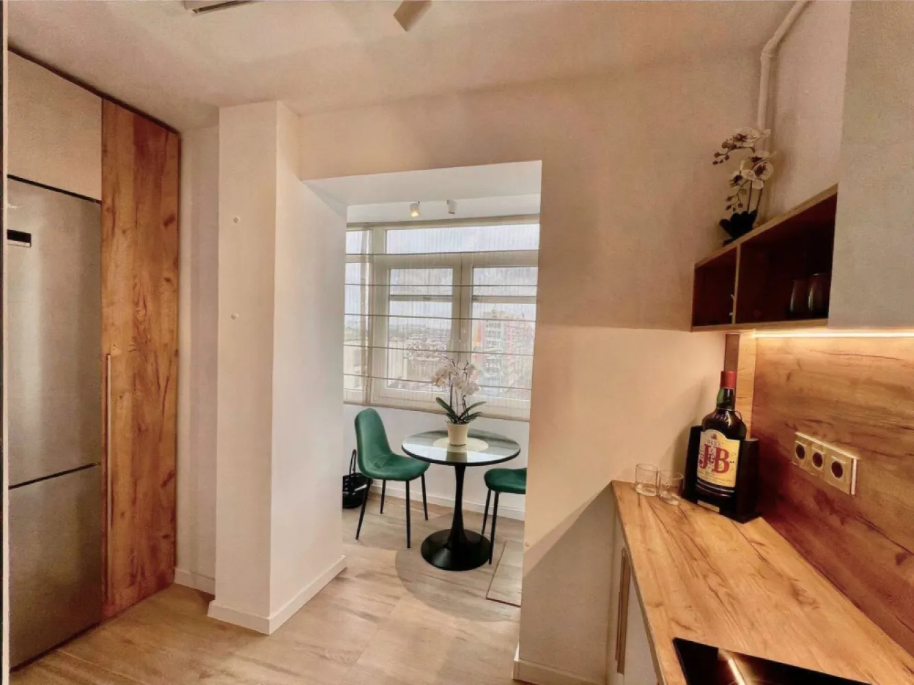 2 camere renovat | Bd. Cantemir | 5 min. metrou Unirii - Apartament cu 2 camere complet renovat pe Bd. Dimitrie Cantemir, într-un bloc retras față de arterele principale — liniște reală, fără zgomotul bulevardului. Prima închiriere, mobilat și utilat complet, disponibil imediat.
Suprafață: 57 mp + balcon închis

Etaj: [completează]

An renovare: [completează]
Dotări:

— Aer condiționat în living și dormitor

— Mașină de spălat + uscător de rufe

— Bucătărie complet echipată

— TV în living și dormitor

— Balcon închis

— Spații generoase de depozitare

— Bloc cu interior recent renovat, întreținere redusă
Localizare:

— 5 min. mers pe jos → metrou Unirii

— 7 min. → metrou Tineretului

— Aproape de Centrul Vechi, Parcul Carol, restaurante și supermarketuri
Condiții:

— Contract minim 12 luni

— Nu se acceptă animale de companie