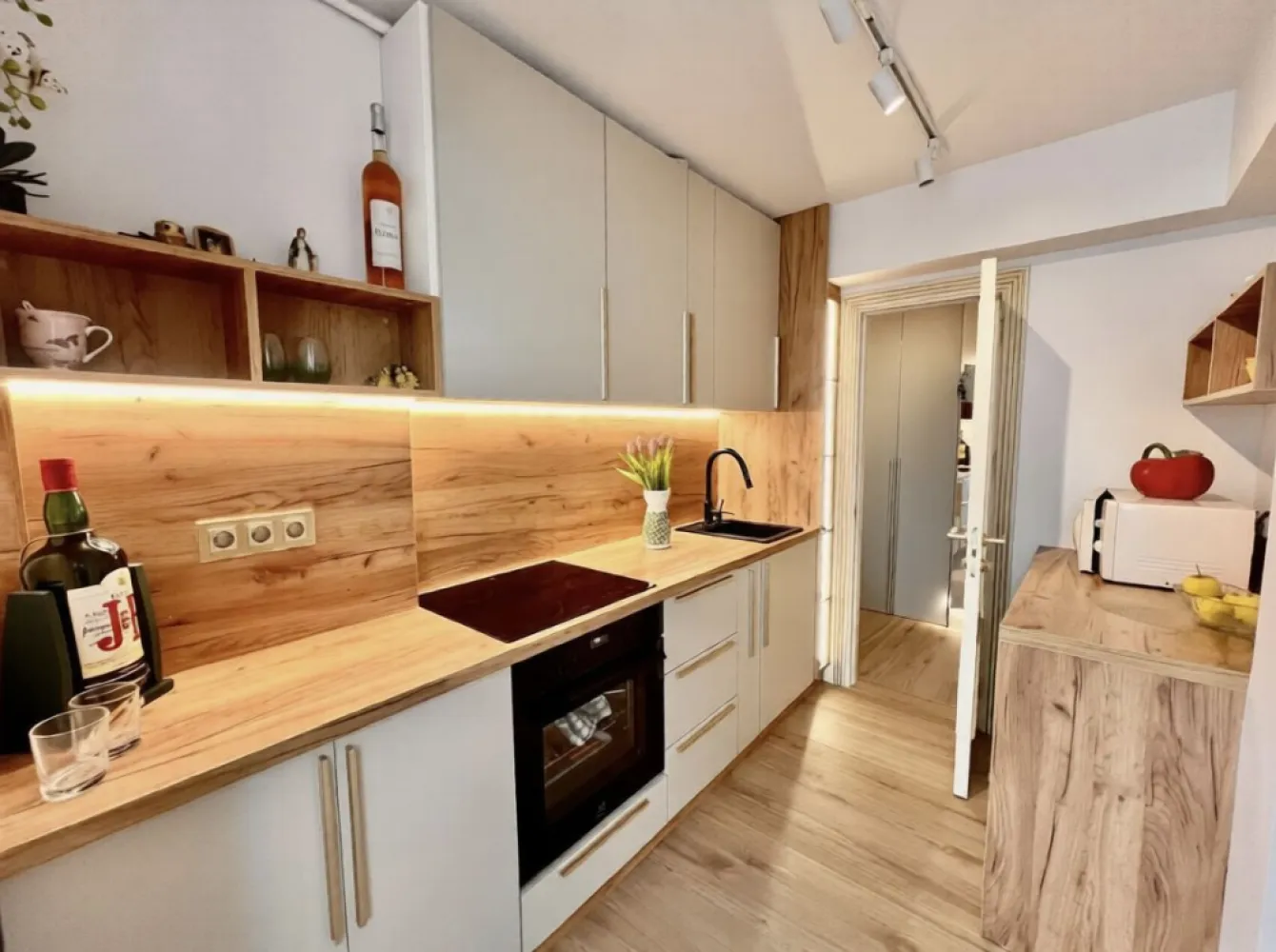 2 camere renovat | Bd. Cantemir | 5 min. metrou Unirii - Apartament cu 2 camere complet renovat pe Bd. Dimitrie Cantemir, într-un bloc retras față de arterele principale — liniște reală, fără zgomotul bulevardului. Prima închiriere, mobilat și utilat complet, disponibil imediat.
Suprafață: 57 mp + balcon închis

Etaj: [completează]

An renovare: [completează]
Dotări:

— Aer condiționat în living și dormitor

— Mașină de spălat + uscător de rufe

— Bucătărie complet echipată

— TV în living și dormitor

— Balcon închis

— Spații generoase de depozitare

— Bloc cu interior recent renovat, întreținere redusă
Localizare:

— 5 min. mers pe jos → metrou Unirii

— 7 min. → metrou Tineretului

— Aproape de Centrul Vechi, Parcul Carol, restaurante și supermarketuri
Condiții:

— Contract minim 12 luni

— Nu se acceptă animale de companie