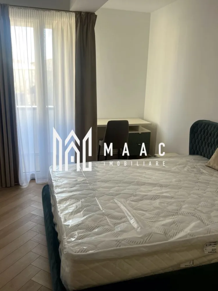 Apartament 2 Camere | Loc de parcare | Central - MAAC Imobiliare vă propune spre vânzare un apartament modern cu 2 camere, situat central, într-un bloc nou, într-o zonă extrem de căutată a Sibiului, în imediata apropiere a noului mall și la doar 5 minute de mers pe jos de Facultatea de Medicină. Proprietatea este ideală atât pentru locuire personală, cât și pentru investiție, datorită poziției excelente și nivelului ridicat de finisare.

Apartamentul are o suprafață utilă de 52 mp și este amplasat la parter înalt, beneficiind de o terasă proprie, perfectă pentru momentele de relaxare. Compartimentarea este eficientă și practică, oferind un spațiu aerisit și confortabil.

Locuința este finisată cu ajutorul unui designer, se predă complet mobilată și utilată, cu mobilier nou și electrocasnice noi, totul fiind pregătit pentru mutare imediată. Confortul termic este asigurat prin sistem de încălzire în pardoseală, iar siguranța prin videointerfon.

În preț este inclus și un loc de parcare privat, un avantaj important în zona centrală.

Imobilul se află într-un bloc nou, cu acces rapid către centre comerciale, instituții de învățământ, mijloace de transport și toate facilitățile urbane.

Pentru mai multe detalii și programarea unei vizionări, vă rugăm să ne contactați menționând ID: CP2898851