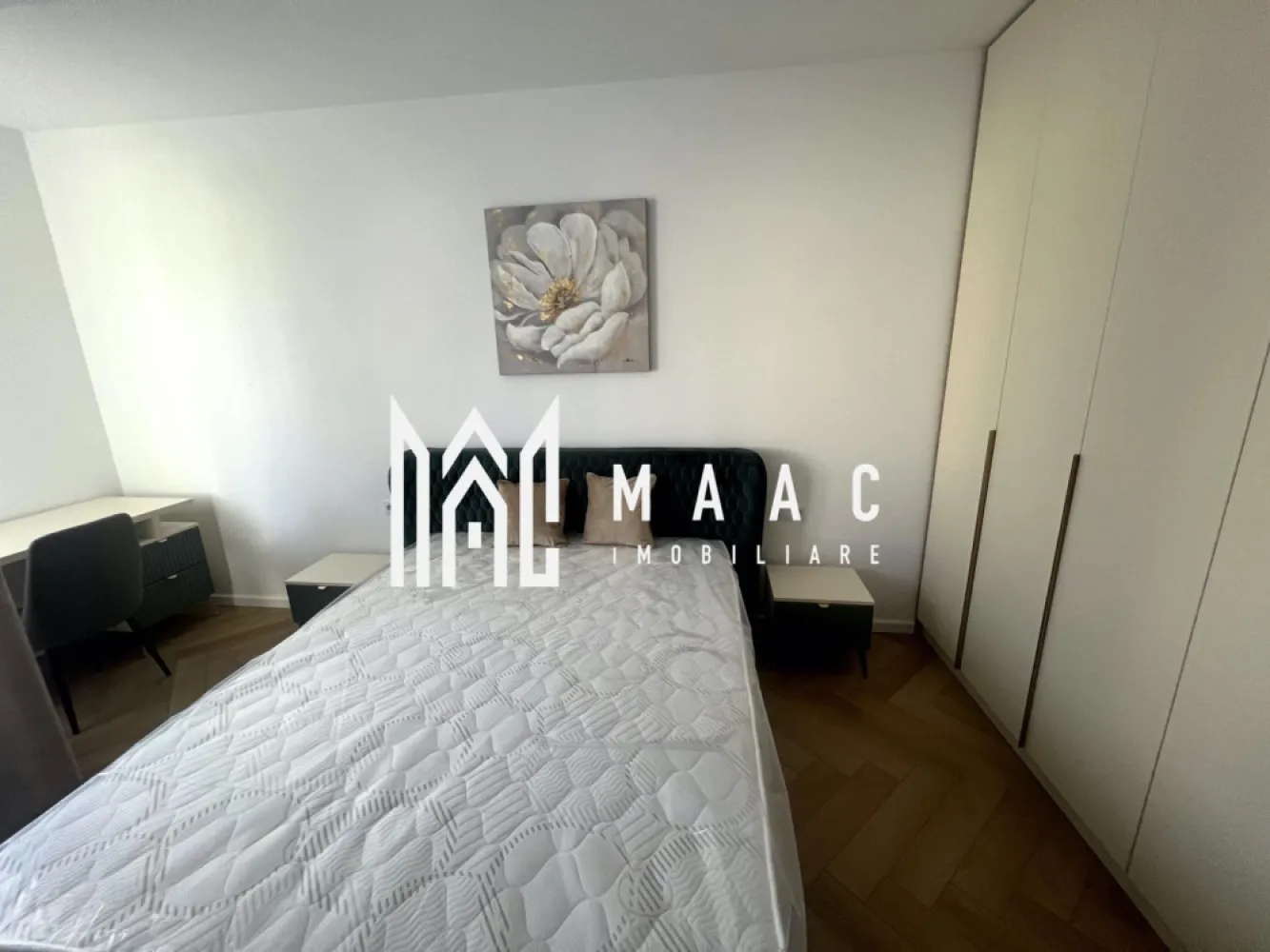 Apartament 2 Camere | Loc de parcare | Central - MAAC Imobiliare vă propune spre vânzare un apartament modern cu 2 camere, situat central, într-un bloc nou, într-o zonă extrem de căutată a Sibiului, în imediata apropiere a noului mall și la doar 5 minute de mers pe jos de Facultatea de Medicină. Proprietatea este ideală atât pentru locuire personală, cât și pentru investiție, datorită poziției excelente și nivelului ridicat de finisare.

Apartamentul are o suprafață utilă de 52 mp și este amplasat la parter înalt, beneficiind de o terasă proprie, perfectă pentru momentele de relaxare. Compartimentarea este eficientă și practică, oferind un spațiu aerisit și confortabil.

Locuința este finisată cu ajutorul unui designer, se predă complet mobilată și utilată, cu mobilier nou și electrocasnice noi, totul fiind pregătit pentru mutare imediată. Confortul termic este asigurat prin sistem de încălzire în pardoseală, iar siguranța prin videointerfon.

În preț este inclus și un loc de parcare privat, un avantaj important în zona centrală.

Imobilul se află într-un bloc nou, cu acces rapid către centre comerciale, instituții de învățământ, mijloace de transport și toate facilitățile urbane.

Pentru mai multe detalii și programarea unei vizionări, vă rugăm să ne contactați menționând ID: CP2898851