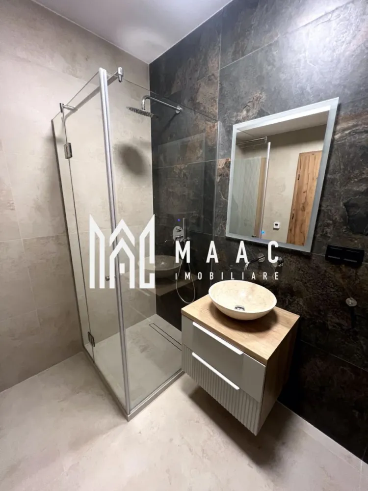 Apartament 2 Camere | Loc de parcare | Central - MAAC Imobiliare vă propune spre vânzare un apartament modern cu 2 camere, situat central, într-un bloc nou, într-o zonă extrem de căutată a Sibiului, în imediata apropiere a noului mall și la doar 5 minute de mers pe jos de Facultatea de Medicină. Proprietatea este ideală atât pentru locuire personală, cât și pentru investiție, datorită poziției excelente și nivelului ridicat de finisare.

Apartamentul are o suprafață utilă de 52 mp și este amplasat la parter înalt, beneficiind de o terasă proprie, perfectă pentru momentele de relaxare. Compartimentarea este eficientă și practică, oferind un spațiu aerisit și confortabil.

Locuința este finisată cu ajutorul unui designer, se predă complet mobilată și utilată, cu mobilier nou și electrocasnice noi, totul fiind pregătit pentru mutare imediată. Confortul termic este asigurat prin sistem de încălzire în pardoseală, iar siguranța prin videointerfon.

În preț este inclus și un loc de parcare privat, un avantaj important în zona centrală.

Imobilul se află într-un bloc nou, cu acces rapid către centre comerciale, instituții de învățământ, mijloace de transport și toate facilitățile urbane.

Pentru mai multe detalii și programarea unei vizionări, vă rugăm să ne contactați menționând ID: CP2898851
