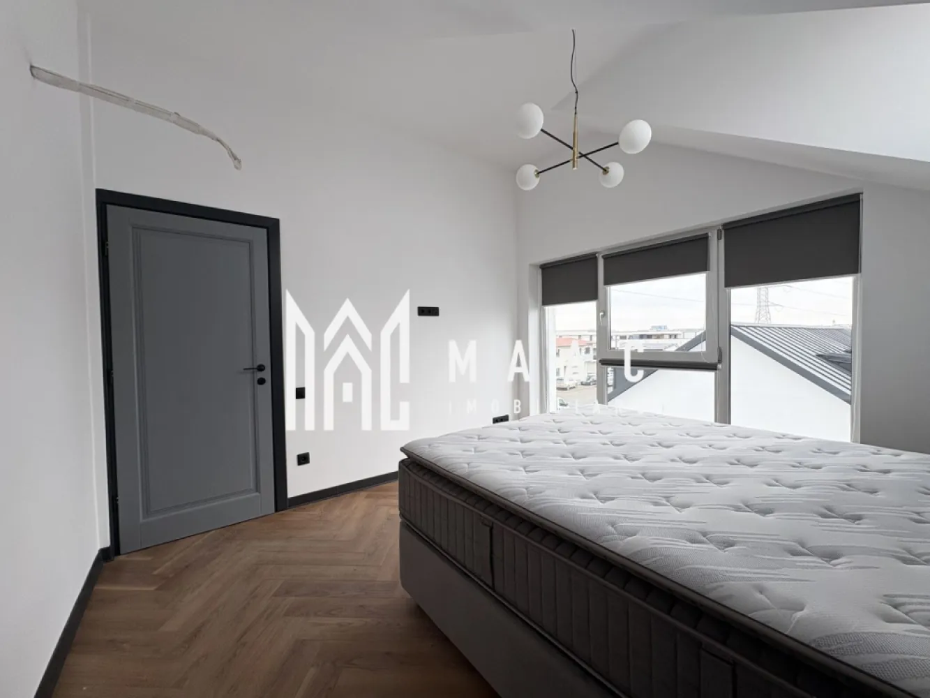 Apartament 3 camere I 2 locuri de parcare I Turnisor - MAAC Imobiliare va propune spre vânzare un apartament nou, situat la etajul 2/2 intr-un imobil din zona Turnisor.

Locuinta are living cu bucatarie open-space, 2 dormitoare, baie cu geam de aerisire.

Aferente-doua locuri de parcare in curtea imobilului.

Aparatamentul se vinde la cheie, baia utilata , parchet triplu stratificat, uși Portadors , centarala ,încălzire în pardoseală, jaluzele de aluminiu pe exterior, jaluzele verticale la interior

Pentru mai multe detalii, precizați telefonic că ați văzut anunțul cu ID CP2898478