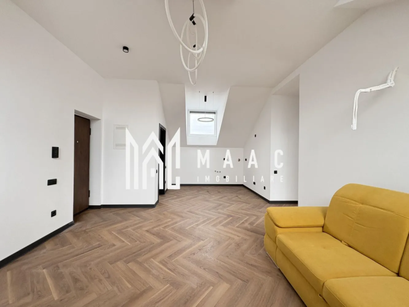 Apartament 3 camere I 2 locuri de parcare I Turnisor - MAAC Imobiliare va propune spre vânzare un apartament nou, situat la etajul 2/2 intr-un imobil din zona Turnisor.

Locuinta are living cu bucatarie open-space, 2 dormitoare, baie cu geam de aerisire.

Aferente-doua locuri de parcare in curtea imobilului.

Aparatamentul se vinde la cheie, baia utilata , parchet triplu stratificat, uși Portadors , centarala ,încălzire în pardoseală, jaluzele de aluminiu pe exterior, jaluzele verticale la interior

Pentru mai multe detalii, precizați telefonic că ați văzut anunțul cu ID CP2898478
