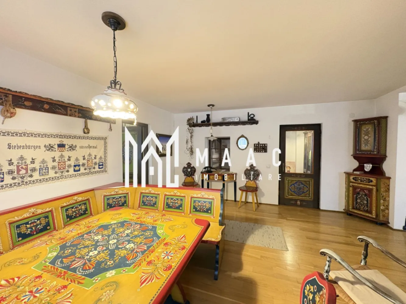 Casă Cisnadioara I 370 mp teren I Garaj I - MAAC Imobiliare propune spre vânzare o proprietate spațioasă, compusă din două corpuri de clădire, situată în centrul localității Cisnădioara, județul Sibiu. Proprietatea este potrivită pentru rezidență permanentă, investiție, activități creative, atelier sau evenimente private, oferind flexibilitate ridicată de utilizare.

Corpul principal – locuință:
-Living generos, cu suprafață de aproximativ 50 mp
-Dormitor matrimonial cu baie proprie
-3 dormitoare suplimentare, neamenajate
-3 băi
-Bucătărie
-Zonă de luat masa
-Pivniță

Spațiile sunt ample și luminoase, iar ambientul este îmbogățit de mobilier pictat, unic, realizat special pentru această casă, conferind proprietății un caracter distinct.

Corpul secundar:
-Atelier de creație
-Spațiu de relaxare / petreceri
-Spațiu de depozitare
-Garaj

Proprietatea dispune de curte, oferind posibilități multiple de amenajare și utilizare. Configurația cu două corpuri asigură o flexibilitate excelentă pentru familie extinsă, hobby-uri, activități creative, depozitare sau organizarea de evenimente private.

Pentru mai multe detalii, vă rugăm să menționați telefonic că ați văzut anunțul cu numărul de CP: CP2897174.